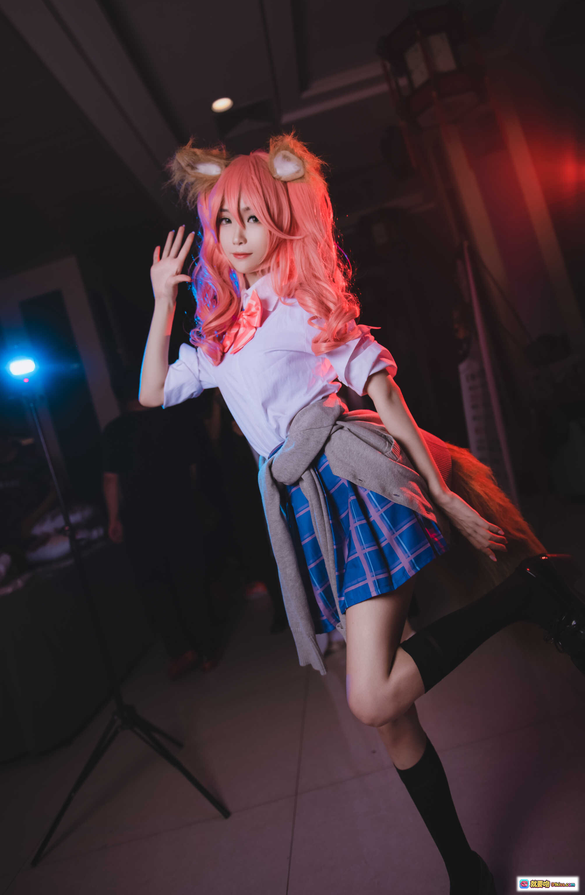 图片[3] - 妖君白研 FGO玉藻前COS 粉发狐耳蓝裙黑袜 二次元动漫角色扮演 精致还原美图 - 就要吻