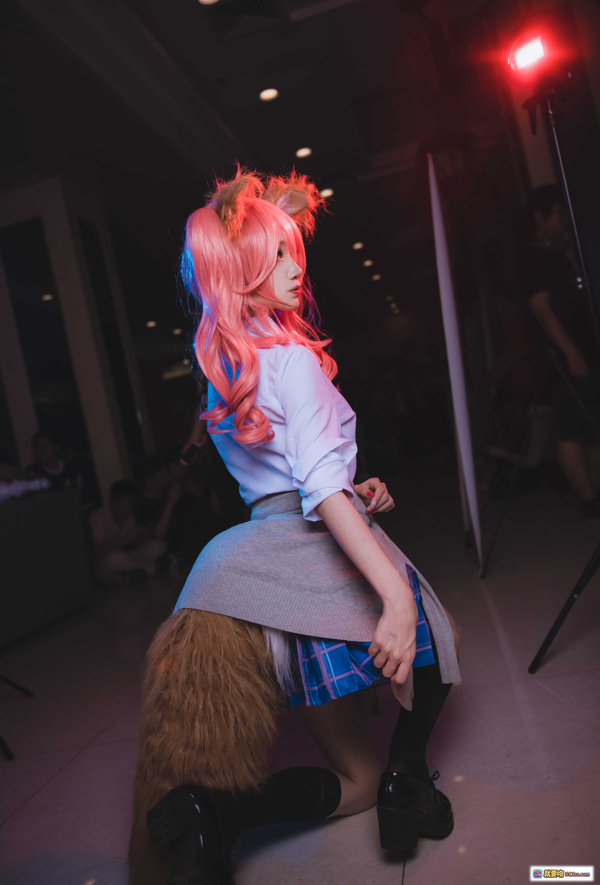 图片[9] - 妖君白研 FGO玉藻前COS 粉发狐耳蓝裙黑袜 二次元动漫角色扮演 精致还原美图 - 就要吻