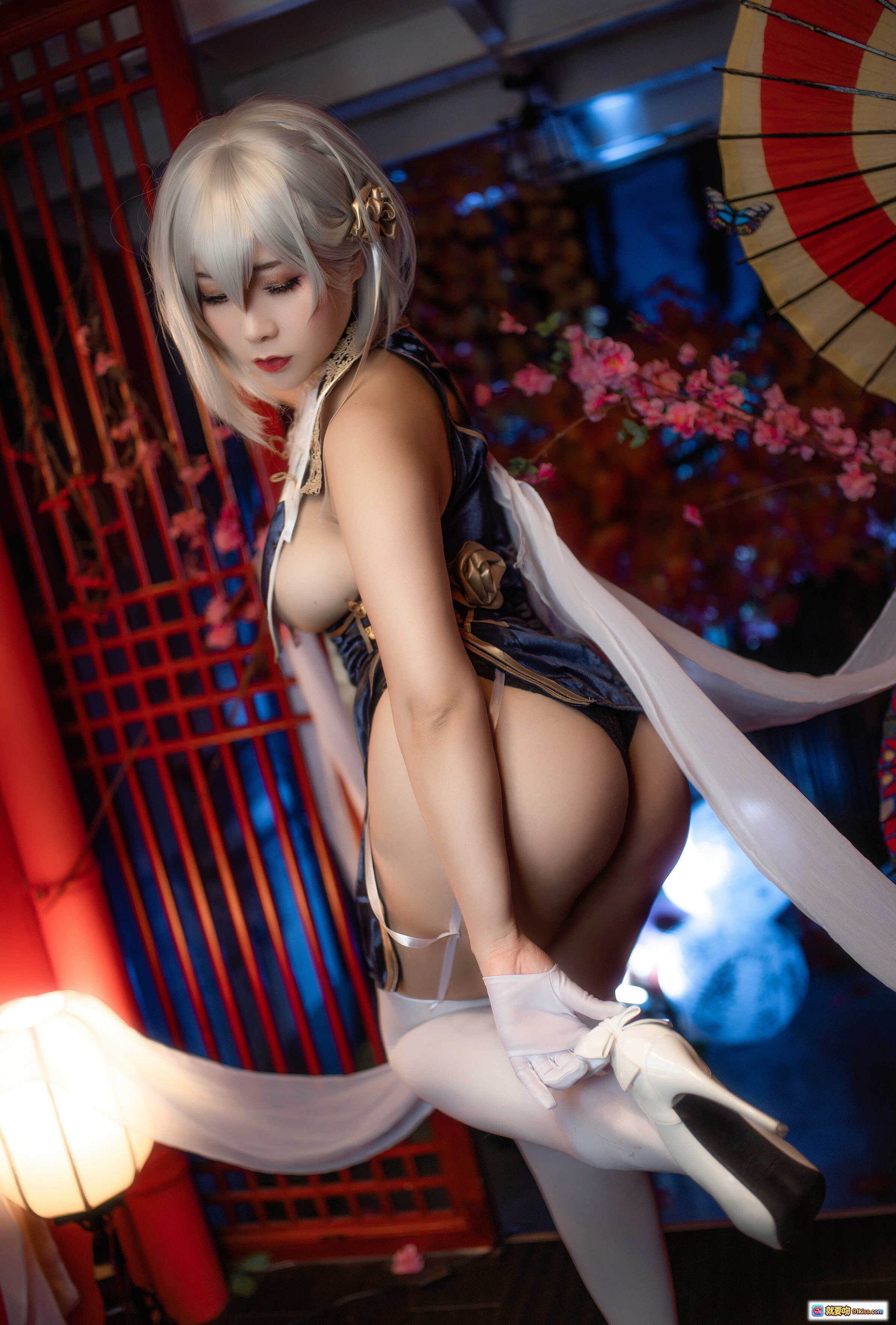 三刀刀miido NO.018 天狼星 Cosplay写真 36P 1.1G 白发和风美少女 旗袍造型 性感姿态 日式庭院背景 精致妆容 高跟白丝 樱花蝴蝶装饰 - 就要吻