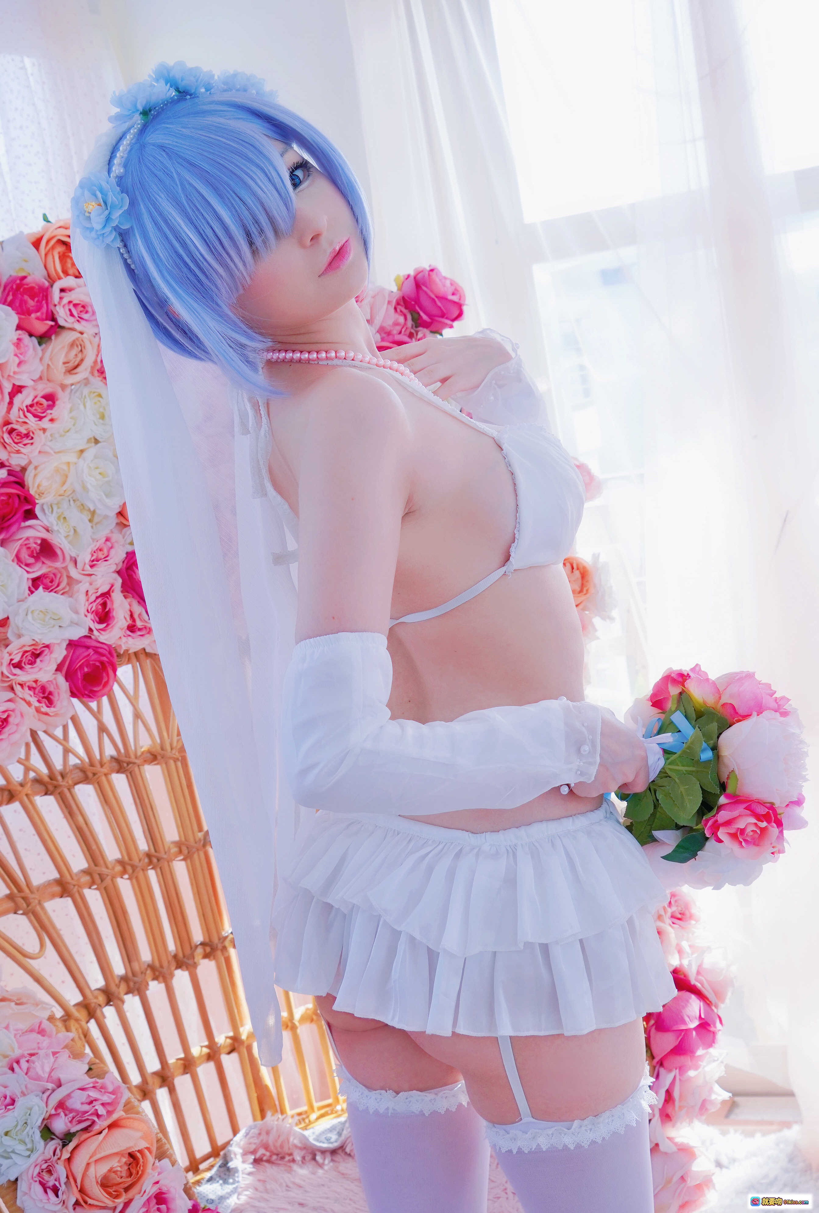 图片[8] - Azami NO.026 拉姆雷姆cosplay写真 | 蓝发新娘造型 | 白色蕾丝吊带袜 | 花环头饰 | 甜美性感姿势 | 45P高清图集 - 就要吻