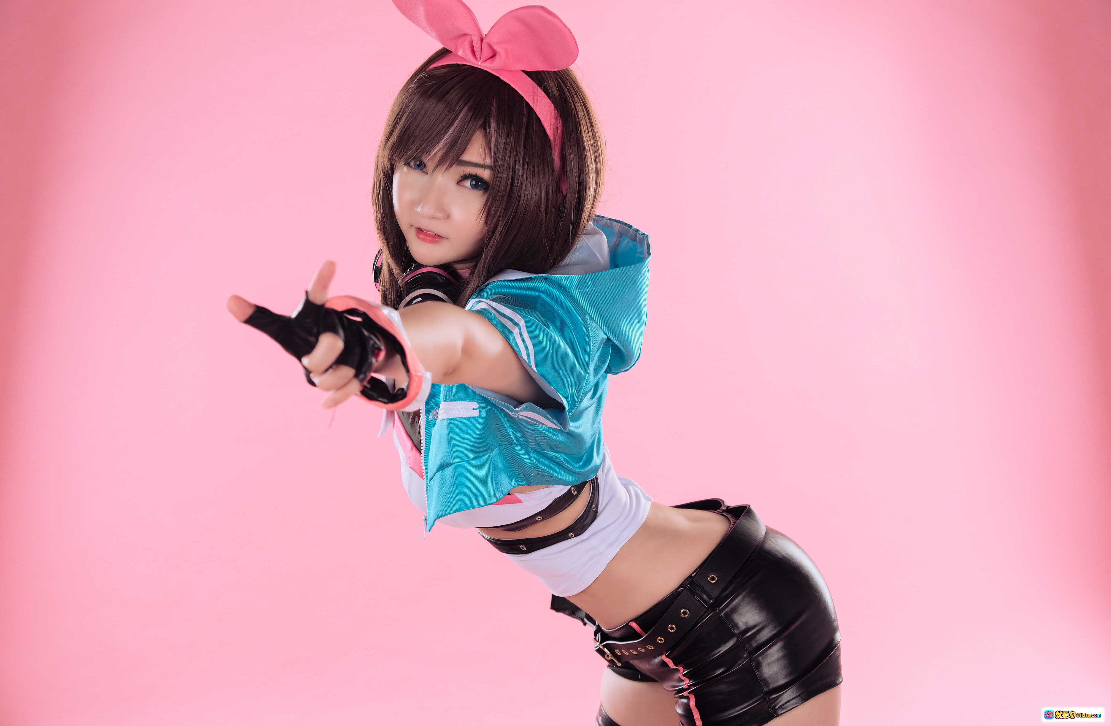 图片[10] - 绊爱Cosplay写真 | 粉色兔耳头饰+黑白皮裙+蕾丝抹胸 | 甜美性感二次元角色扮演 | Potato Godzilla NO.036 - 就要吻