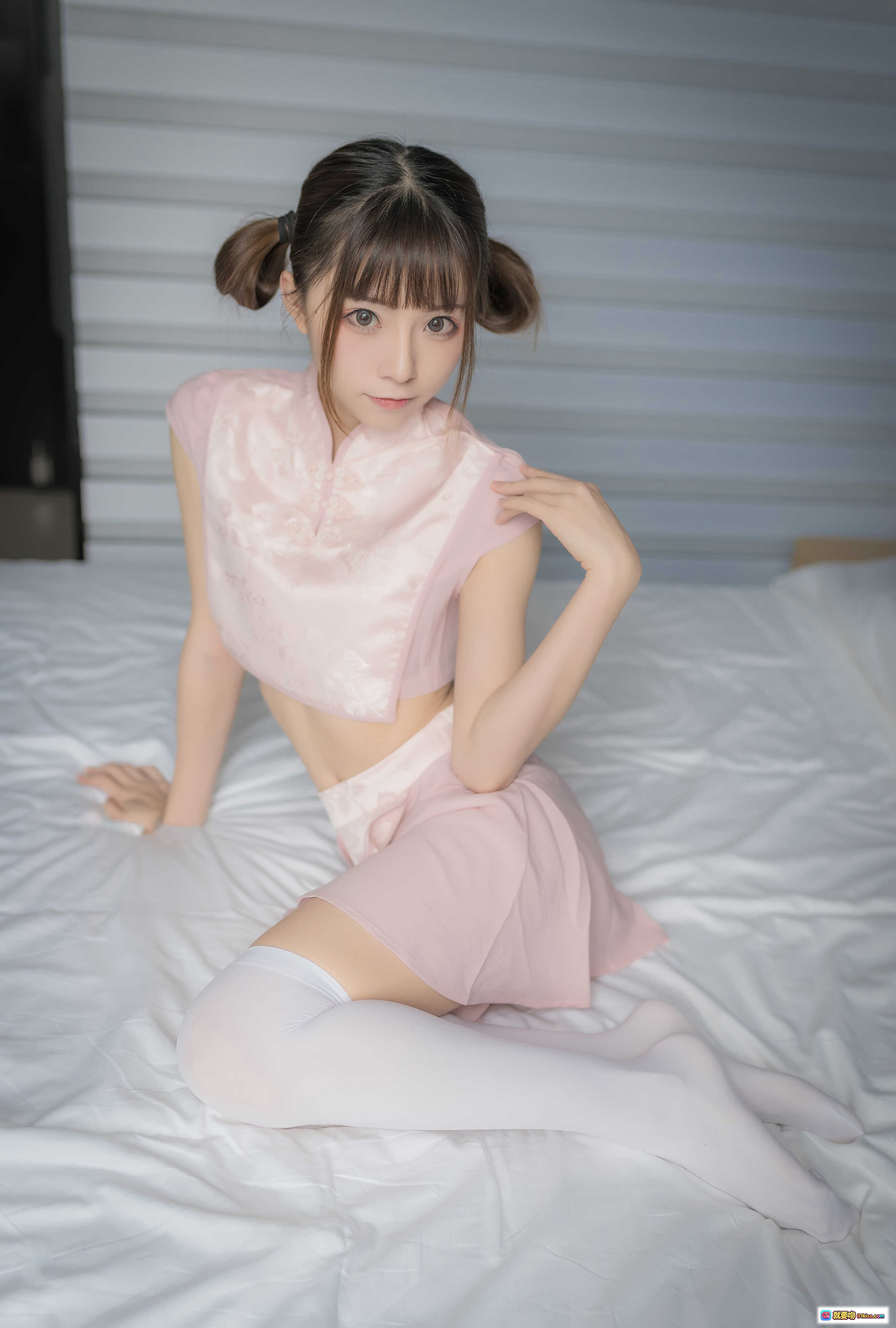 图片[2] - Kitaro绮太郎NO.015粉色团子写真｜少女旗袍白丝美腿床上私房摄影41P高清图集 - 就要吻