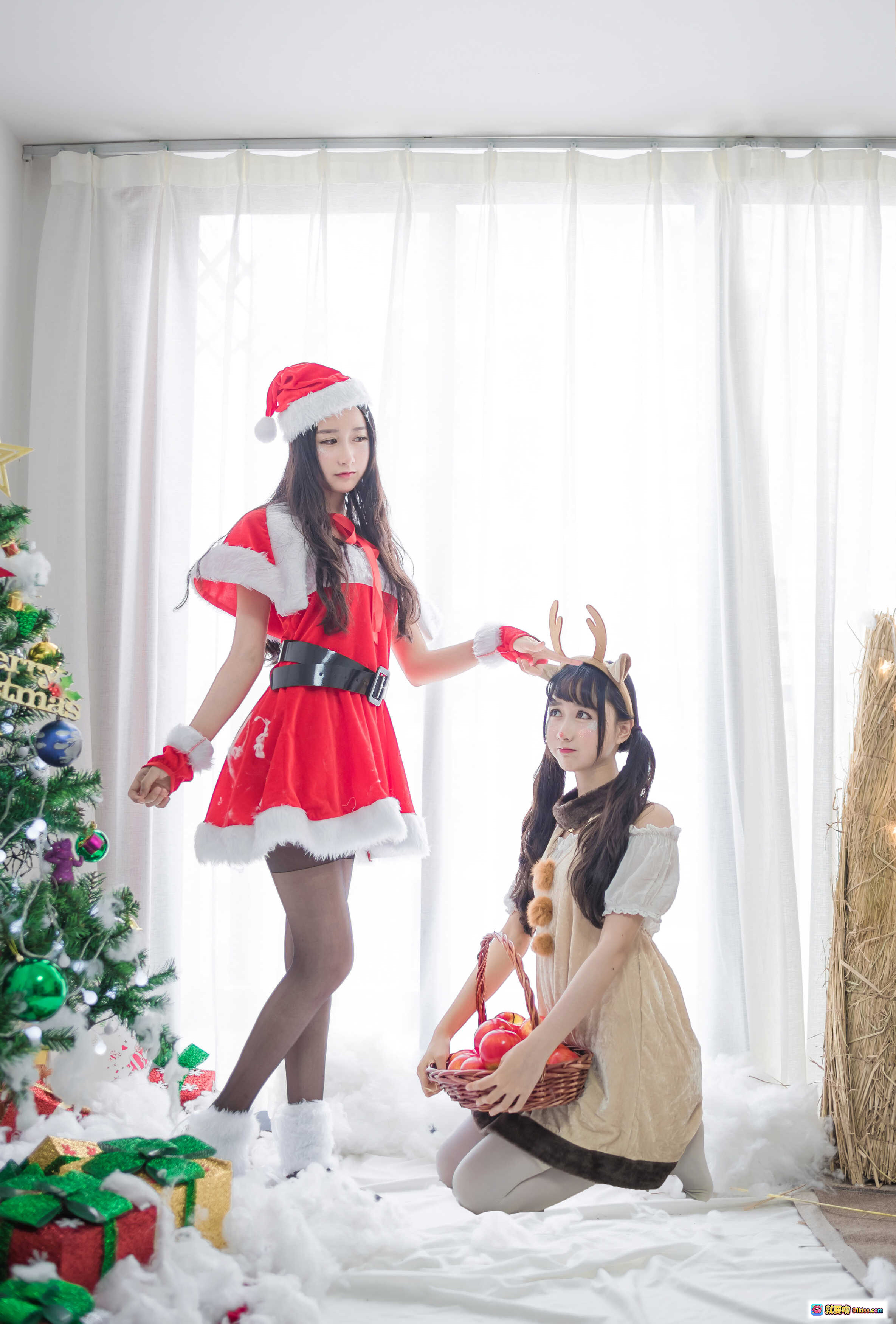 图片[10] - 木绵绵OwO圣诞主题写真｜圣诞老人装+礼物盒+圣诞树+黑丝美腿+节日氛围感拍照 - 就要吻