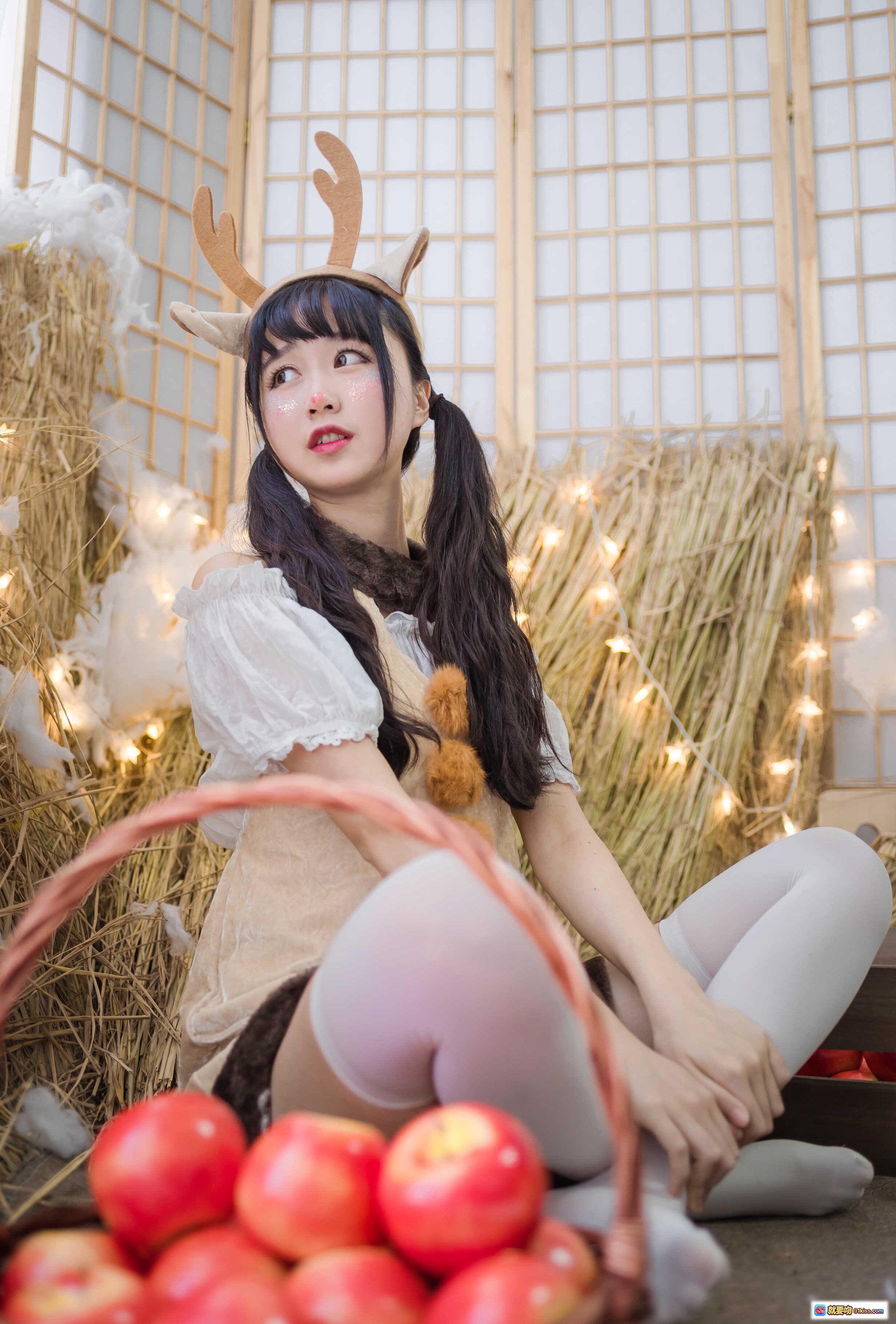图片[5] - 木绵绵OwO圣诞主题写真｜圣诞老人装+礼物盒+圣诞树+黑丝美腿+节日氛围感拍照 - 就要吻