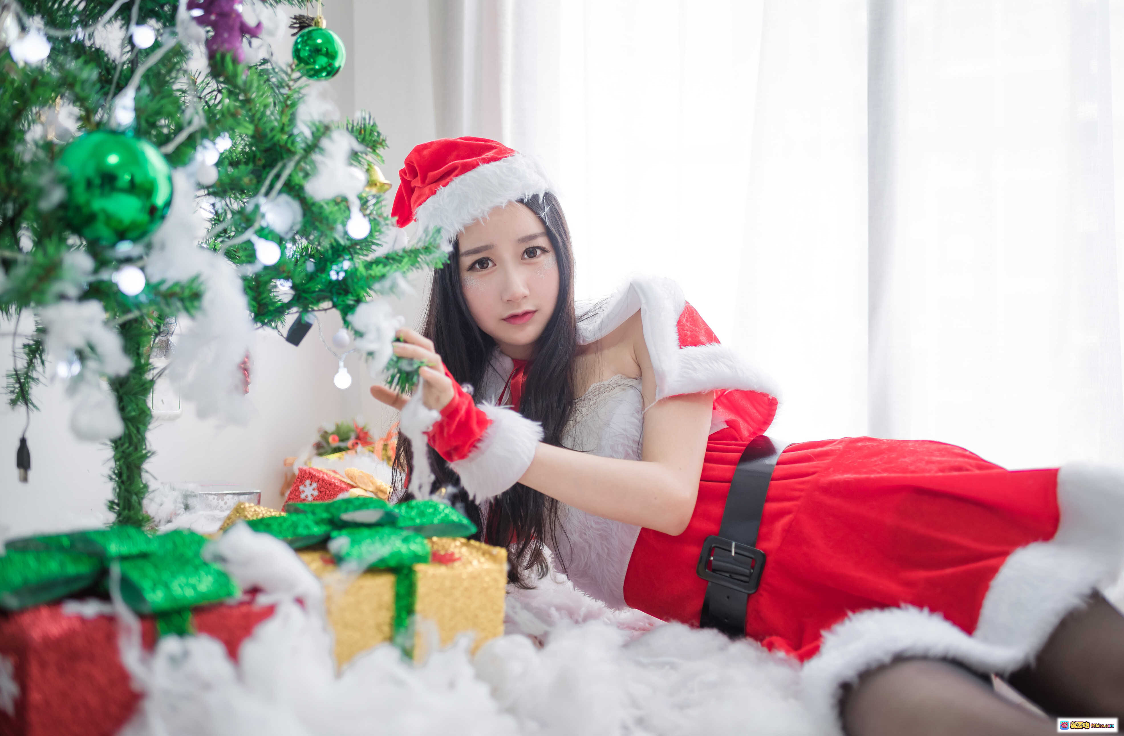 图片[6] - 木绵绵OwO圣诞主题写真｜圣诞老人装+礼物盒+圣诞树+黑丝美腿+节日氛围感拍照 - 就要吻
