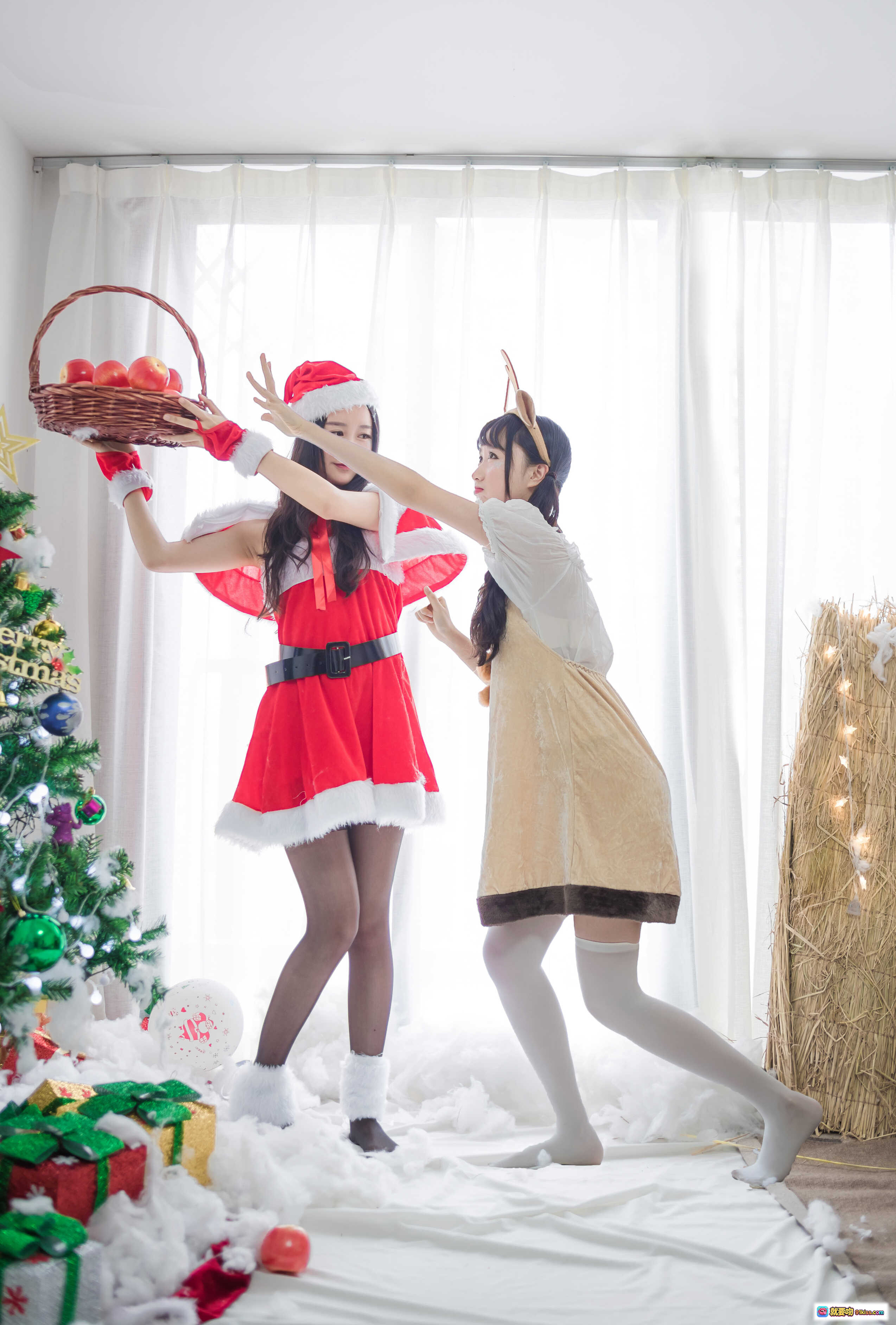 图片[3] - 木绵绵OwO圣诞主题写真｜圣诞老人装+礼物盒+圣诞树+黑丝美腿+节日氛围感拍照 - 就要吻