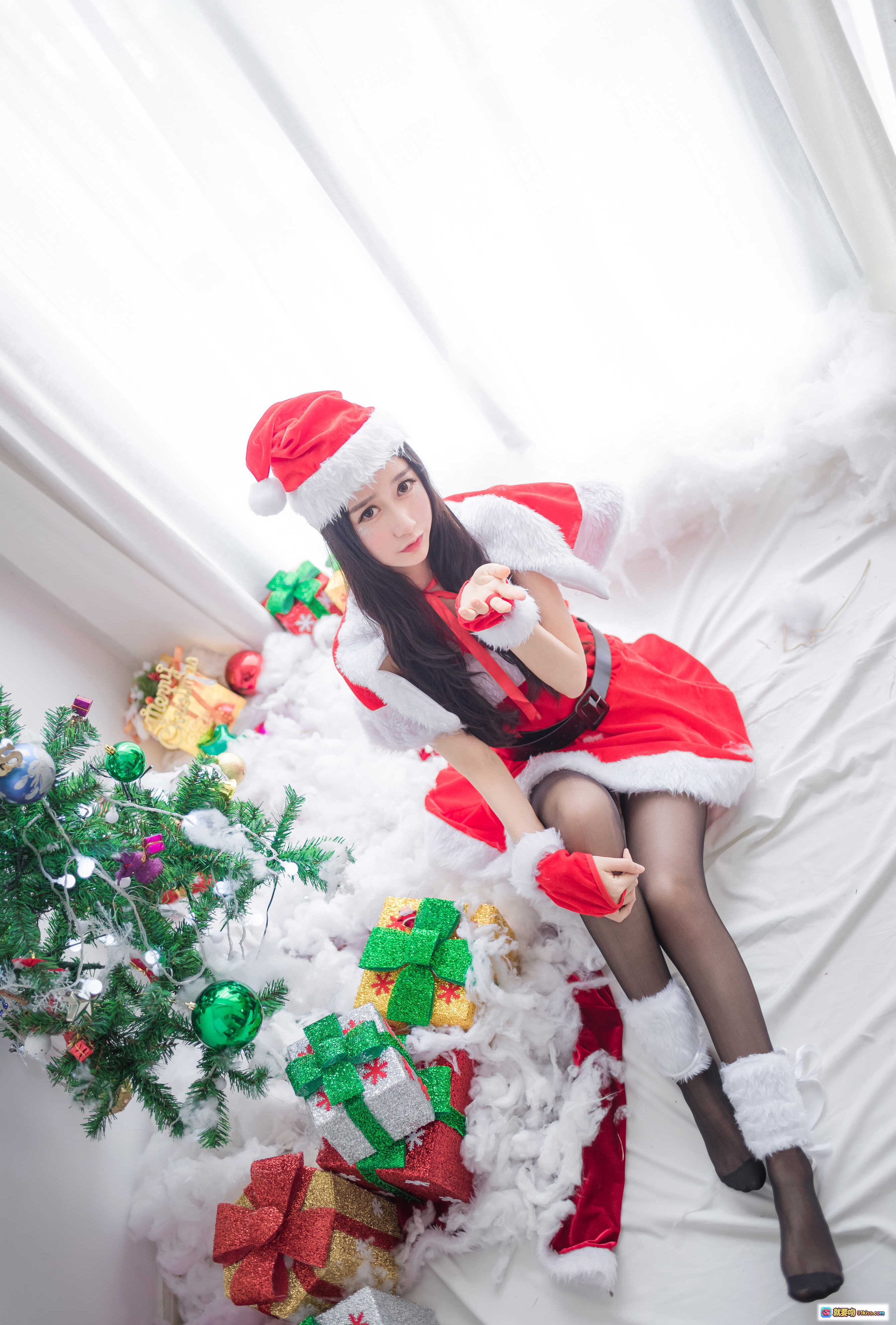 图片[8] - 木绵绵OwO圣诞主题写真｜圣诞老人装+礼物盒+圣诞树+黑丝美腿+节日氛围感拍照 - 就要吻