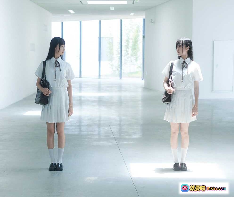 图片[9] - 木绵绵OwO NO.039 JK制服写真 35P清新少女风 白衬衫百褶裙 日系校园风 金色手环点缀 优雅侧颜特写 - 就要吻