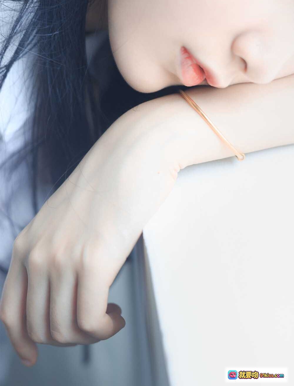 图片[3] - 木绵绵OwO NO.039 JK制服写真 35P清新少女风 白衬衫百褶裙 日系校园风 金色手环点缀 优雅侧颜特写 - 就要吻