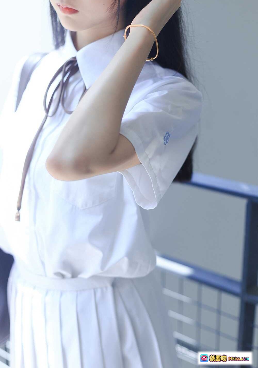 图片[1] - 木绵绵OwO NO.039 JK制服写真 35P清新少女风 白衬衫百褶裙 日系校园风 金色手环点缀 优雅侧颜特写 - 就要吻