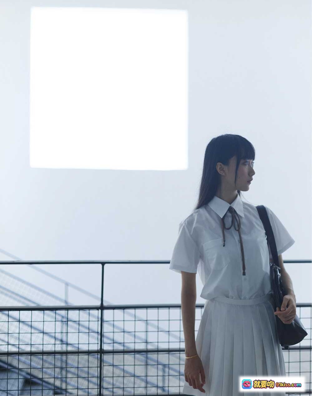 图片[6] - 木绵绵OwO NO.039 JK制服写真 35P清新少女风 白衬衫百褶裙 日系校园风 金色手环点缀 优雅侧颜特写 - 就要吻