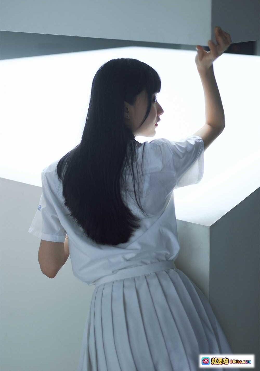 图片[10] - 木绵绵OwO NO.039 JK制服写真 35P清新少女风 白衬衫百褶裙 日系校园风 金色手环点缀 优雅侧颜特写 - 就要吻