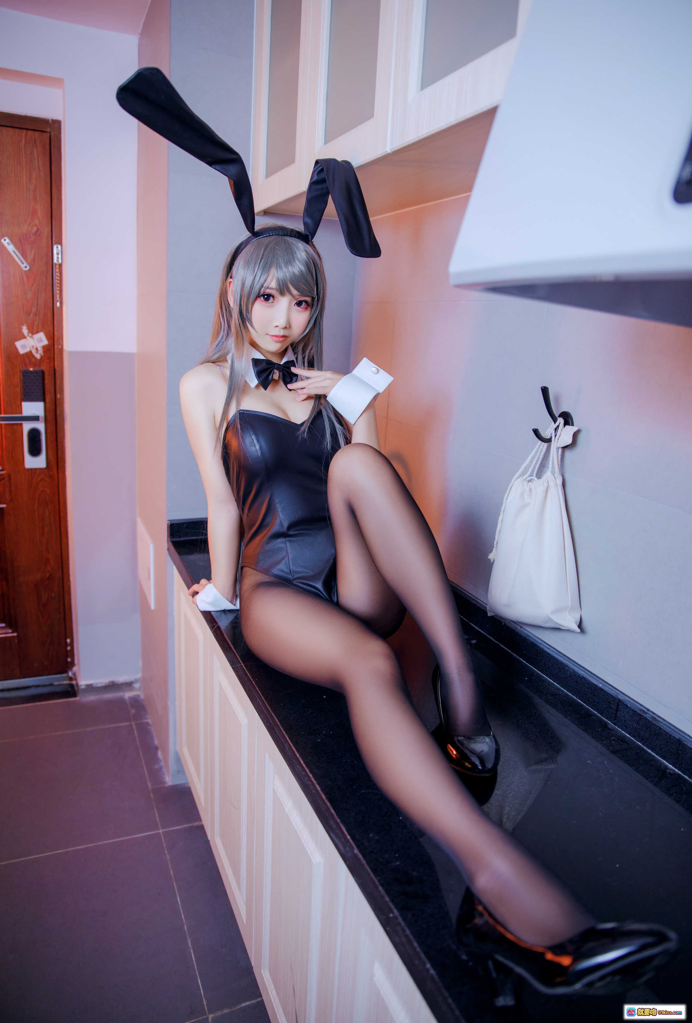 图片[6] - 面饼仙儿NO.075樱岛麻衣兔女郎写真｜黑丝吊带+兔耳发箍+高跟鞋厨房坐姿美腿诱惑 - 就要吻