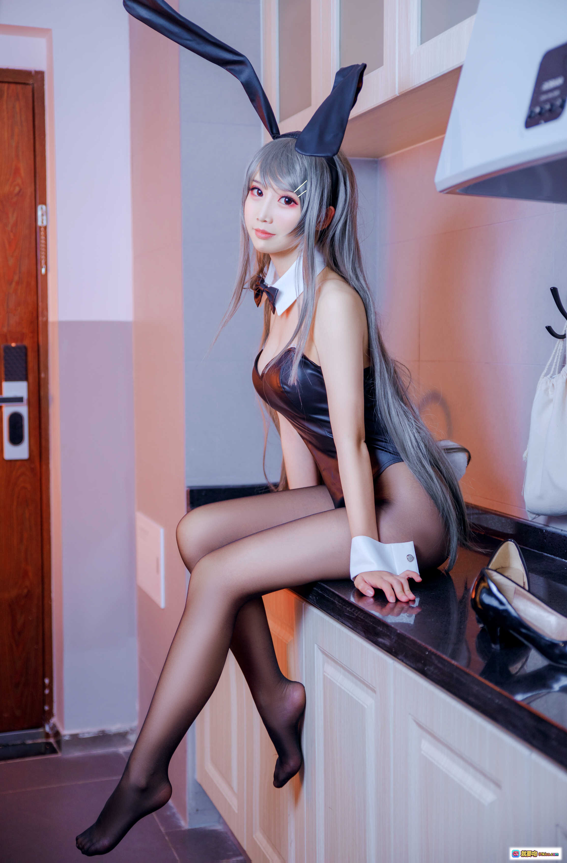 图片[3] - 面饼仙儿NO.075樱岛麻衣兔女郎写真｜黑丝吊带+兔耳发箍+高跟鞋厨房坐姿美腿诱惑 - 就要吻