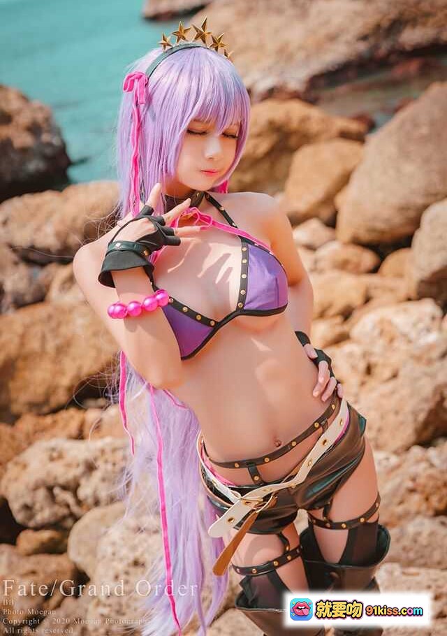 图片[4] - Fate/Grand Order BB水着ver Cosplay 紫发少女海边岩石写真 时尚性感角色扮演 精致道具还原 二次元动漫COS美图 - 就要吻