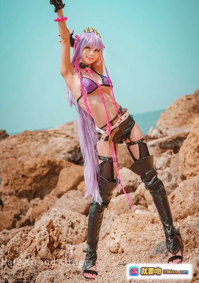Fate/Grand Order BB水着ver Cosplay 紫发少女海边岩石写真 时尚性感角色扮演 精致道具还原 二次元动漫COS美图 - 就要吻