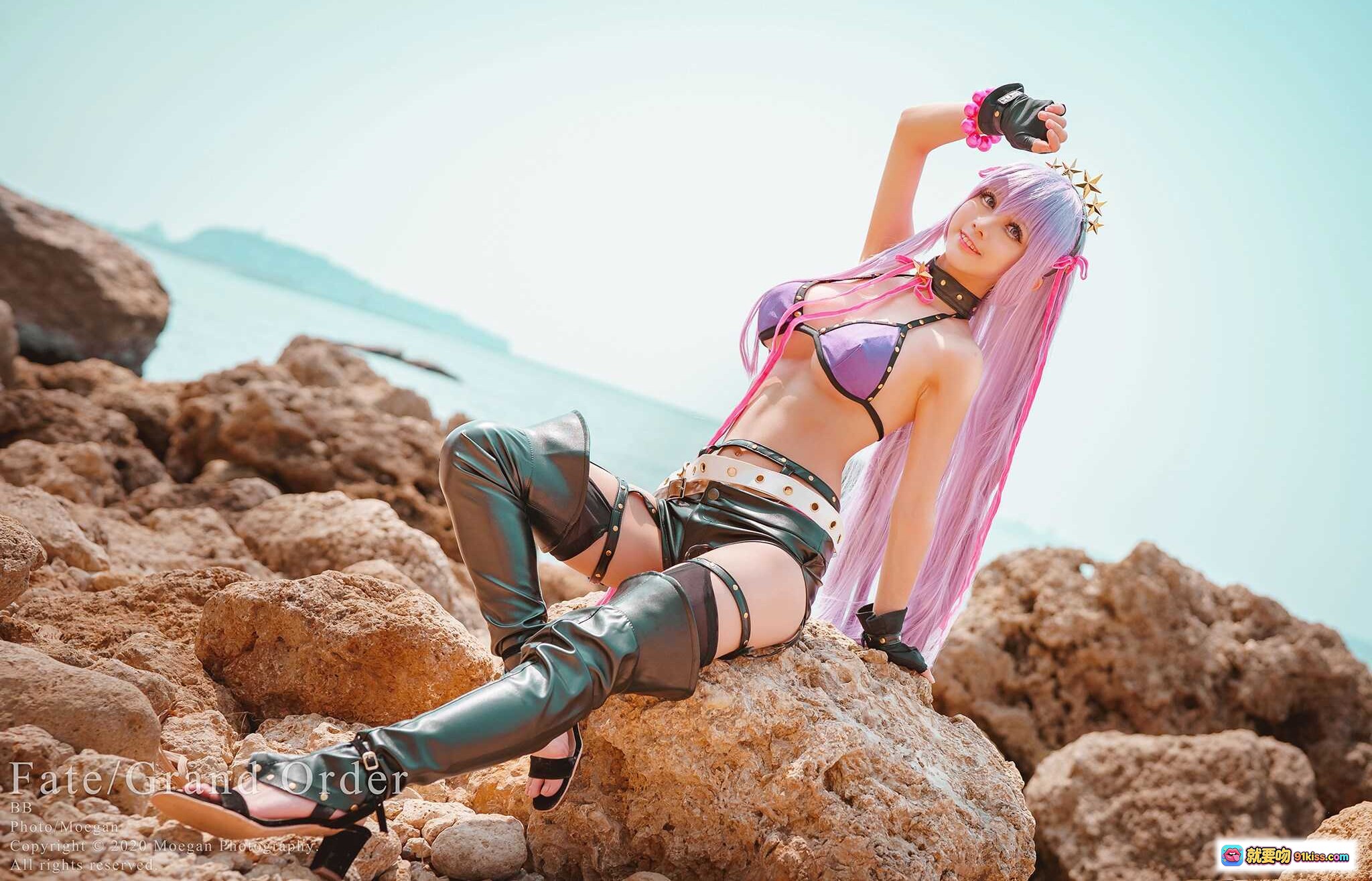 图片[6] - Fate/Grand Order BB水着ver Cosplay 紫发少女海边岩石写真 时尚性感角色扮演 精致道具还原 二次元动漫COS美图 - 就要吻