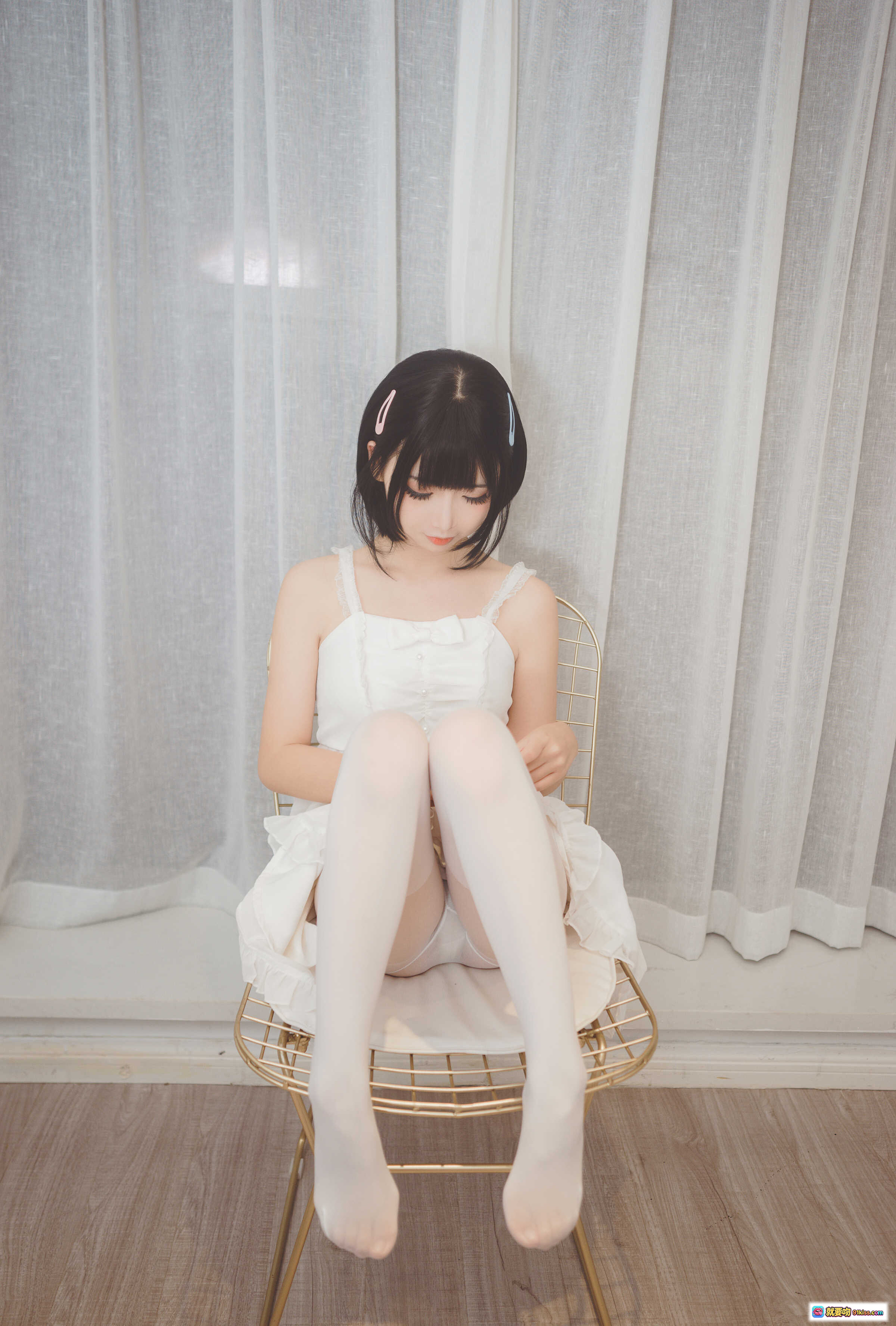 图片[3] - 面饼仙儿NO.039白色空间写真 | 白色蕾丝短裙+蝴蝶结丝袜跪姿美腿特写 | 清新少女风室内摄影 - 就要吻
