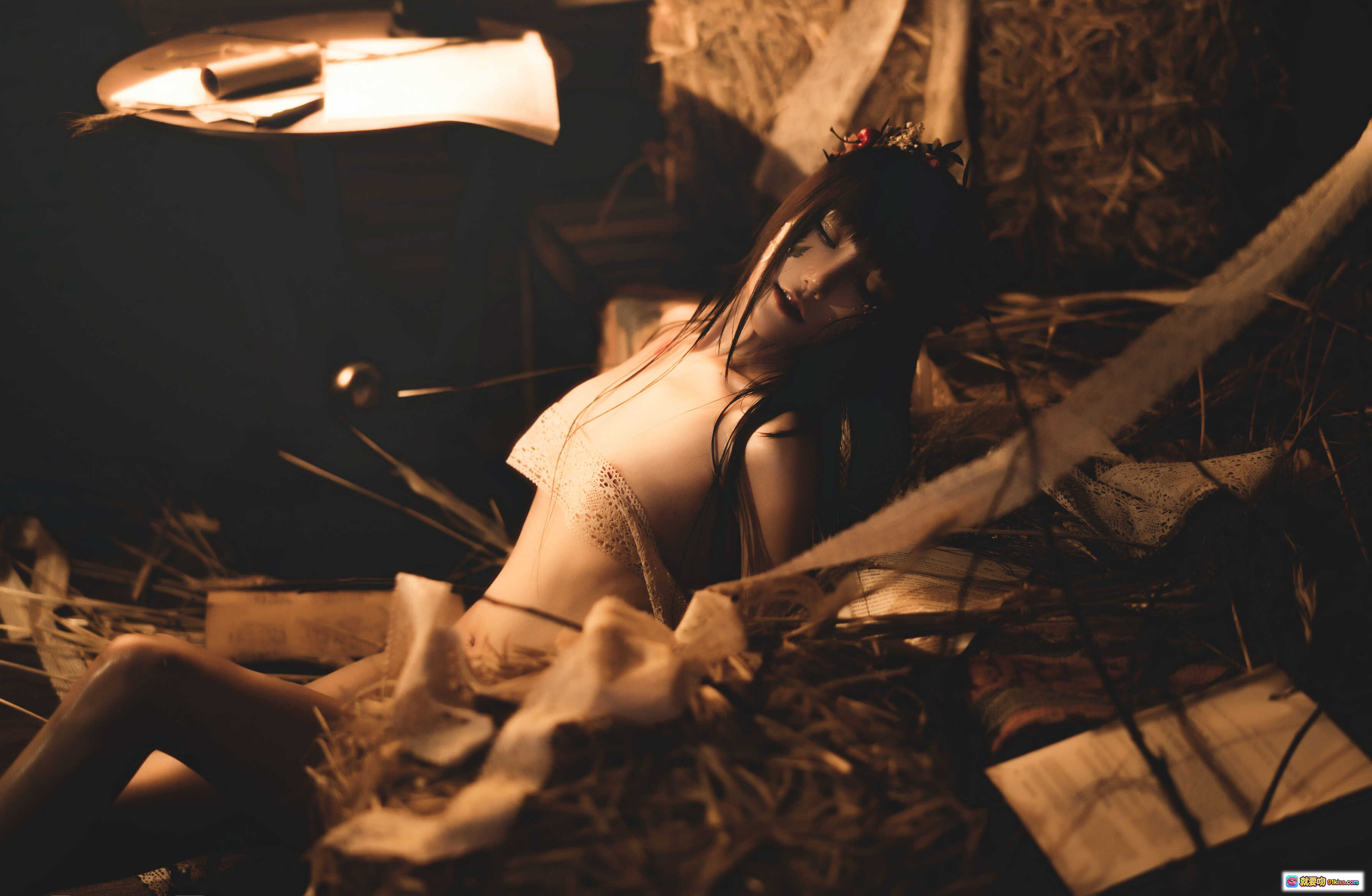 星野咪兔NO.006《我没有谈的那场恋爱》64P高清写真集｜暗调光影｜蕾丝内衣｜草垛场景｜情绪氛围感｜唯美私房摄影 - 就要吻