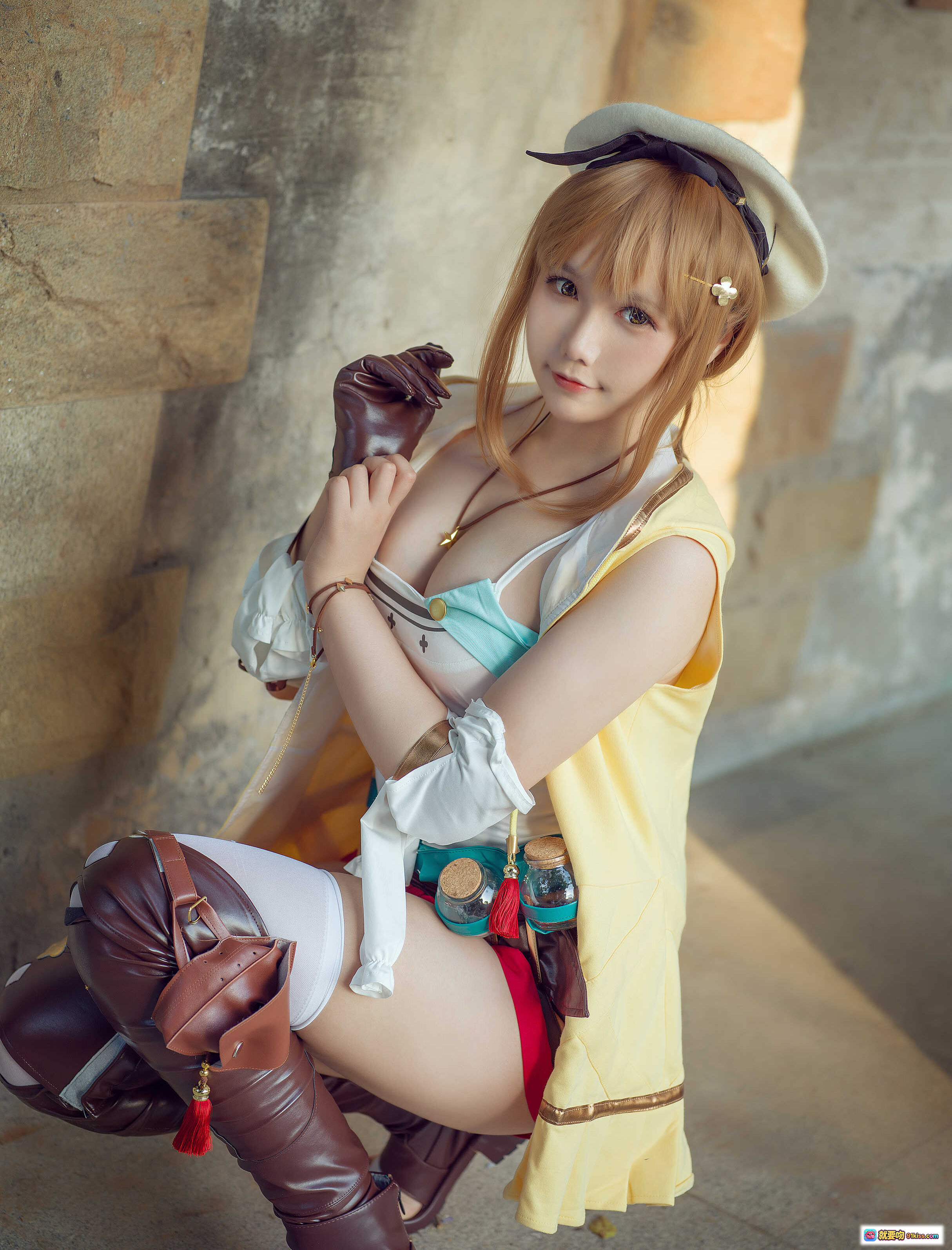 图片[2] - 麻花酱NO.022莱莎cosplay户外花丛写真 高筒皮靴贝雷帽少女姿态自然唯美 - 就要吻