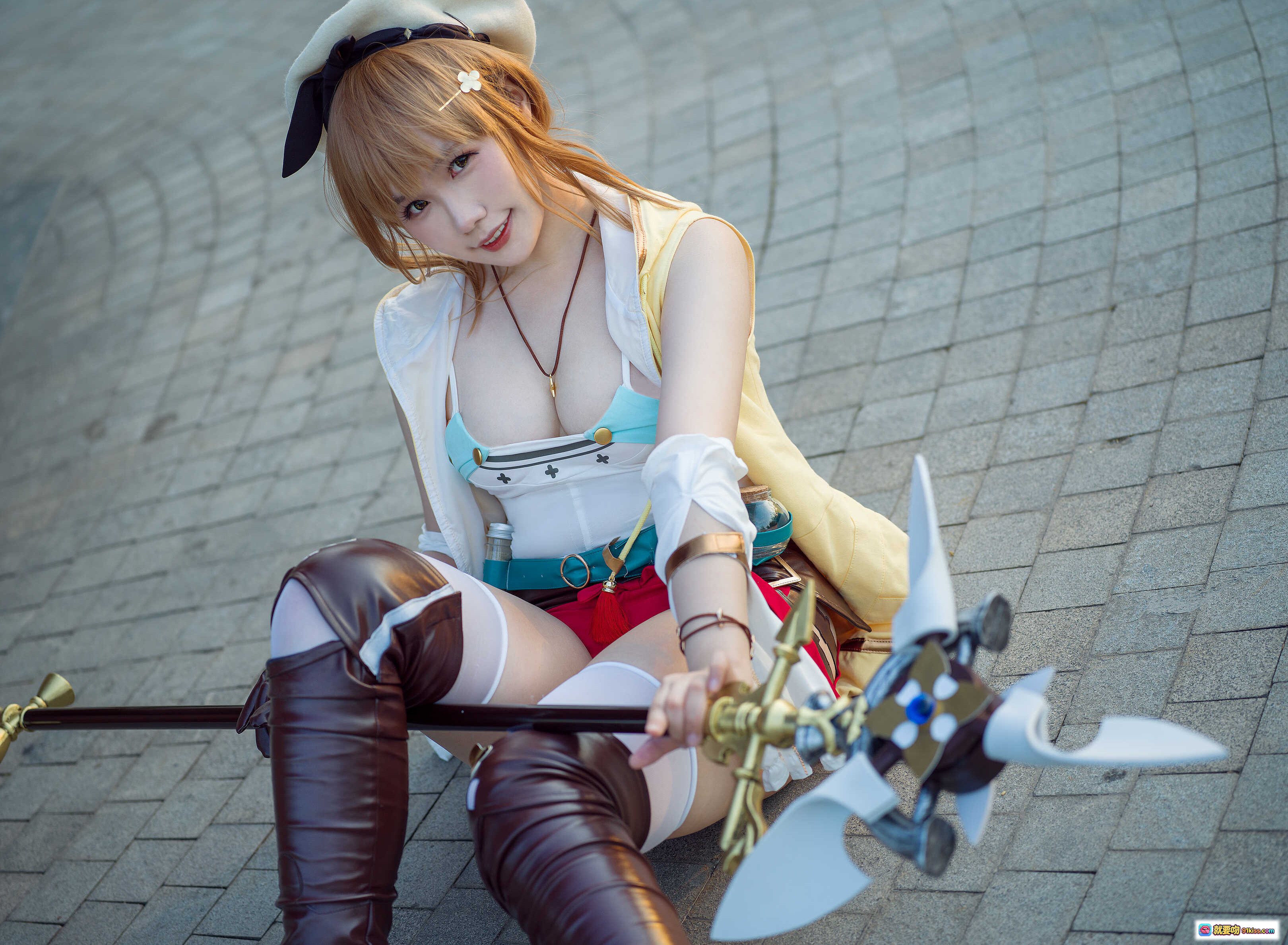 图片[3] - 麻花酱NO.022莱莎cosplay户外花丛写真 高筒皮靴贝雷帽少女姿态自然唯美 - 就要吻