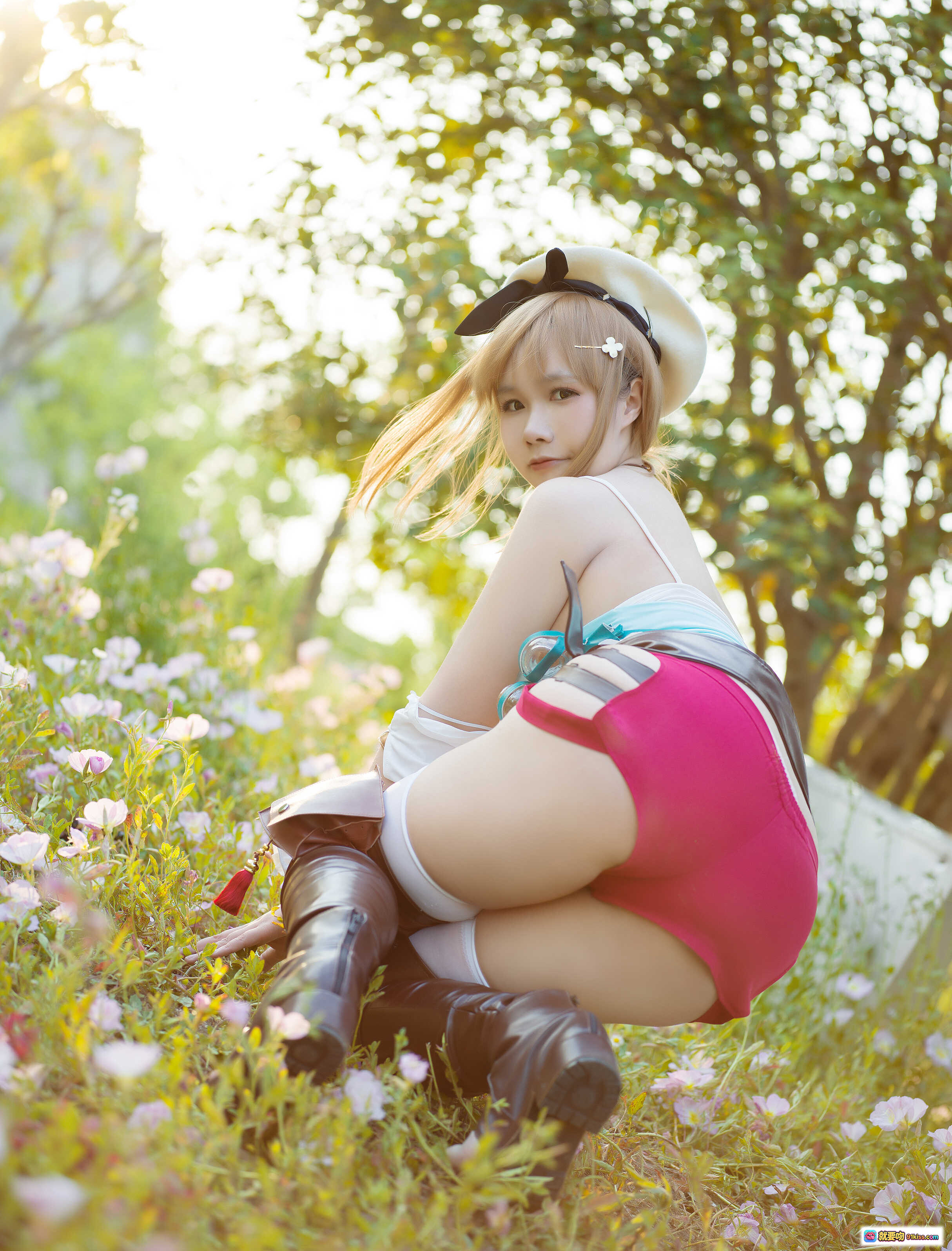 图片[7] - 麻花酱NO.022莱莎cosplay户外花丛写真 高筒皮靴贝雷帽少女姿态自然唯美 - 就要吻