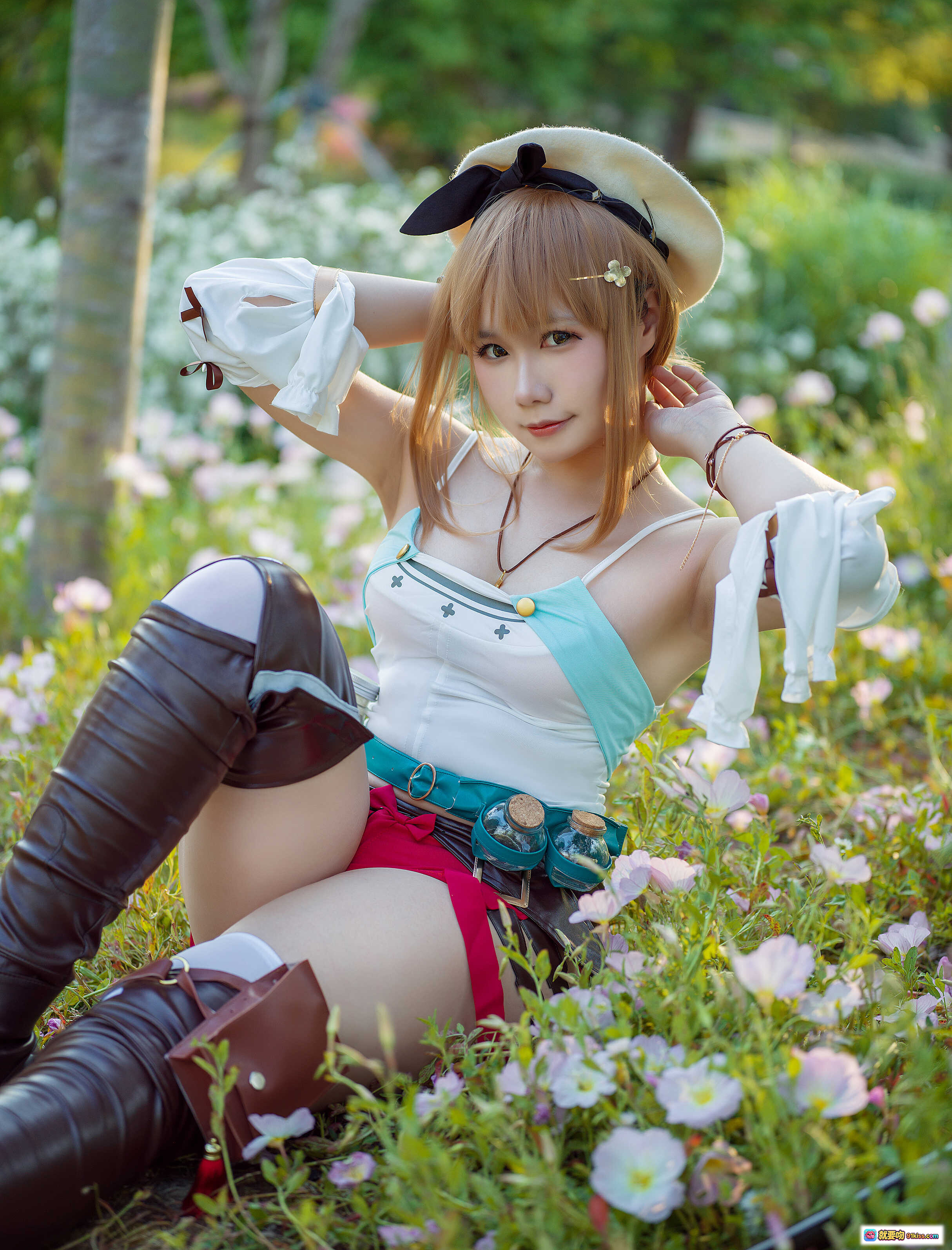 图片[9] - 麻花酱NO.022莱莎cosplay户外花丛写真 高筒皮靴贝雷帽少女姿态自然唯美 - 就要吻