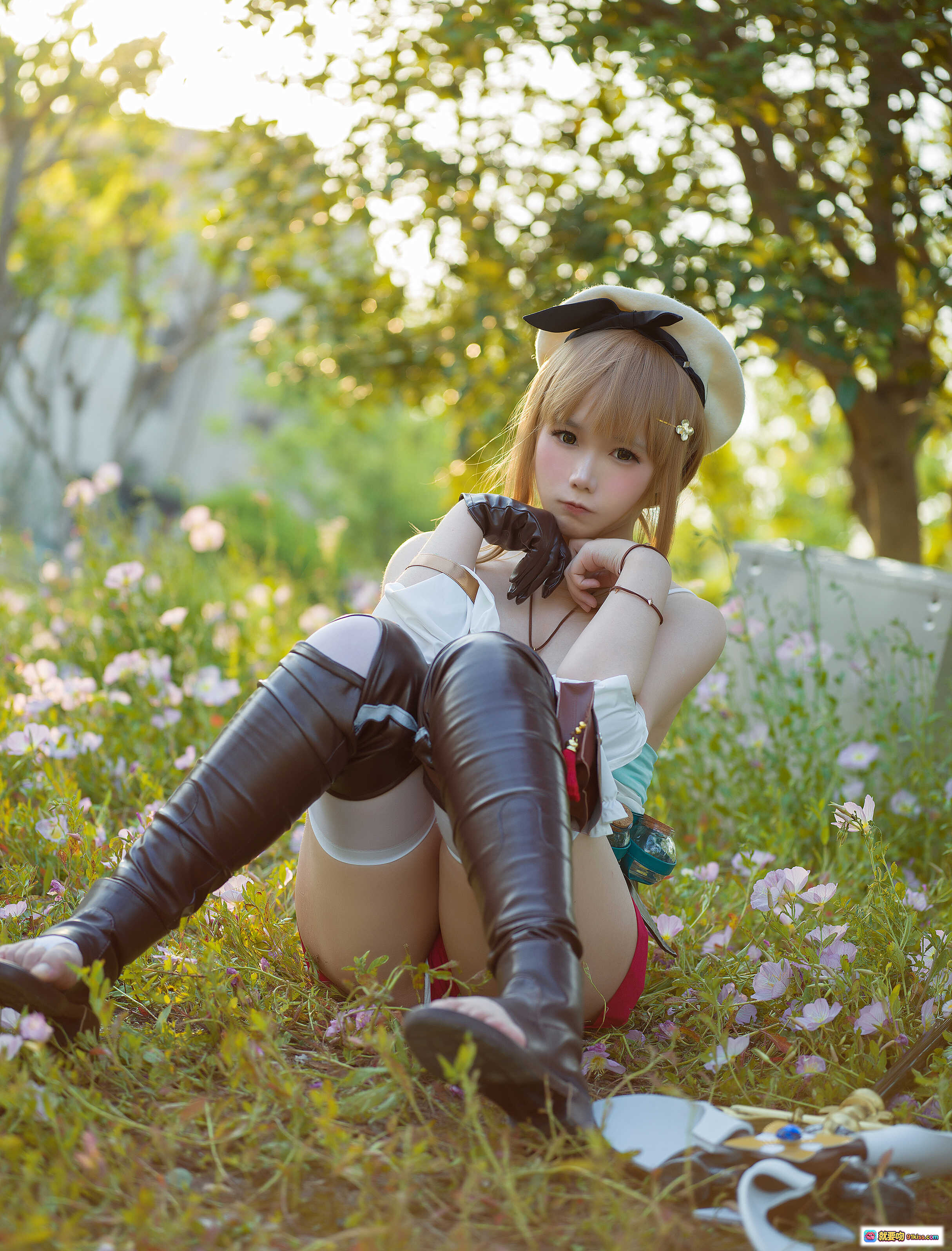 麻花酱NO.022莱莎cosplay户外花丛写真 高筒皮靴贝雷帽少女姿态自然唯美 - 就要吻