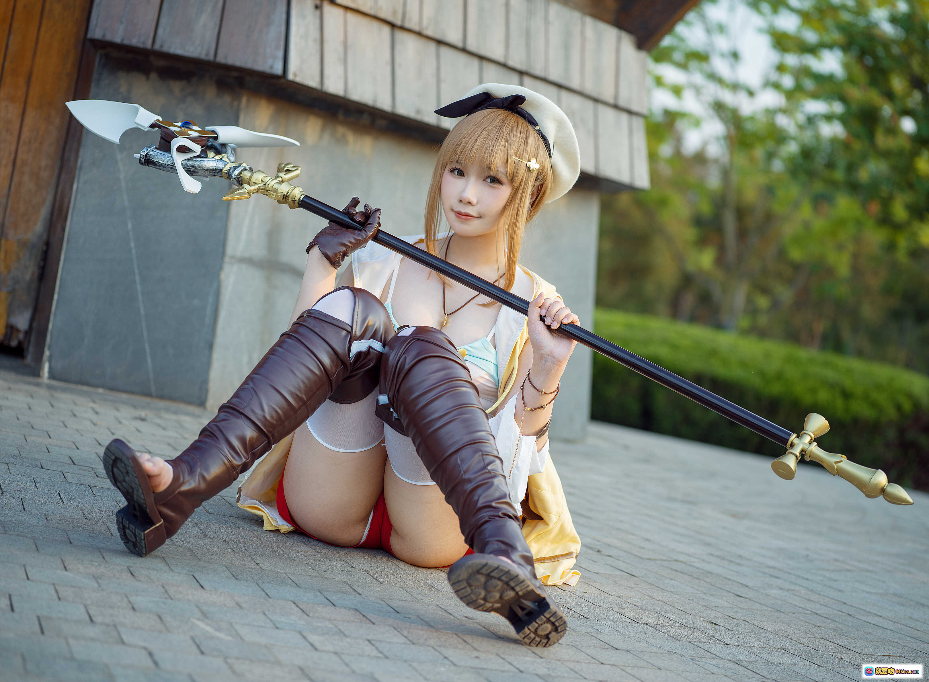 图片[8] - 麻花酱NO.022莱莎cosplay户外花丛写真 高筒皮靴贝雷帽少女姿态自然唯美 - 就要吻