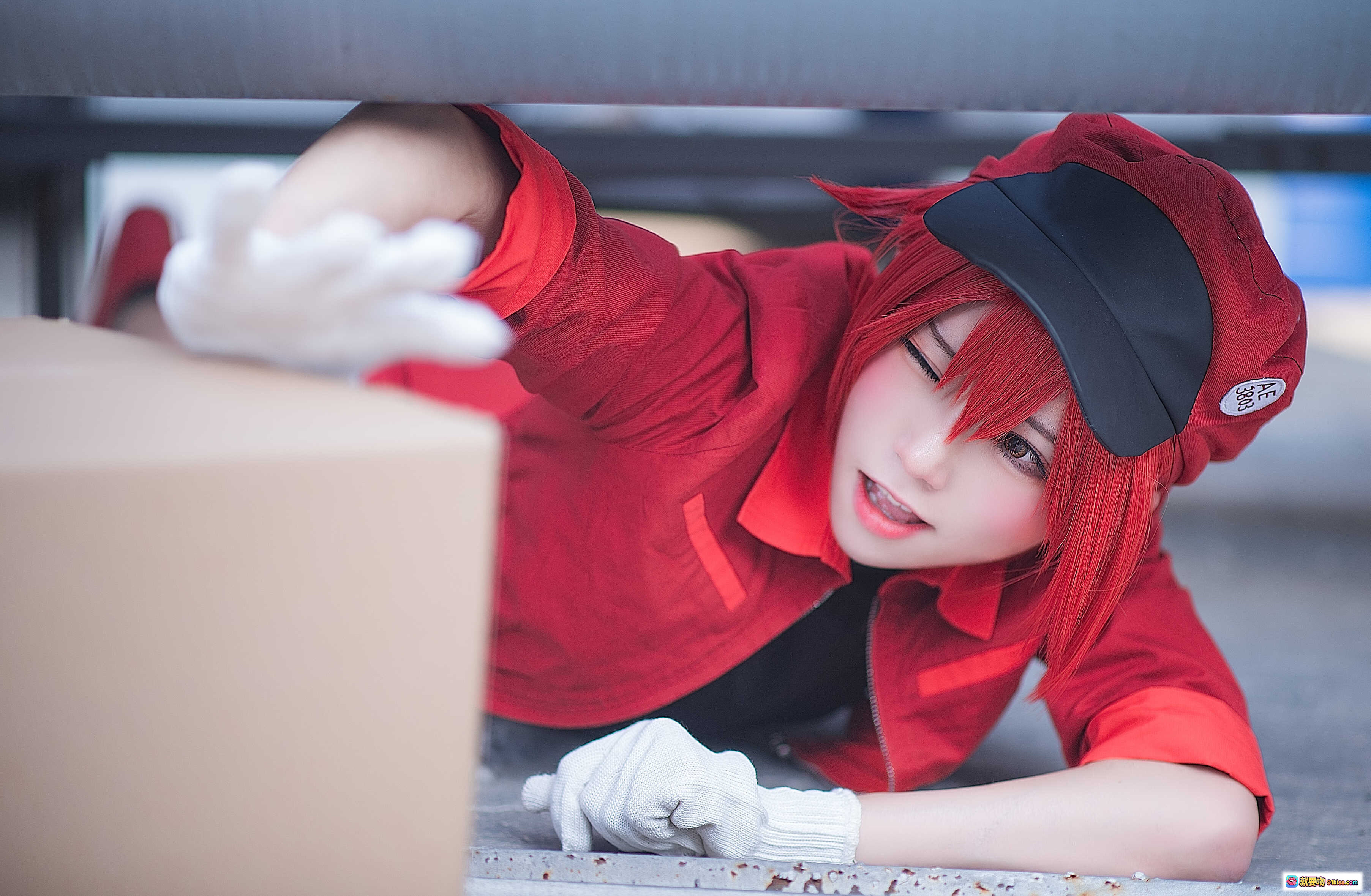 图片[2] - Kitaro绮太郎NO.017工作细胞2cosplay红发快递员搬箱检查文件场景写真35P193MB - 就要吻
