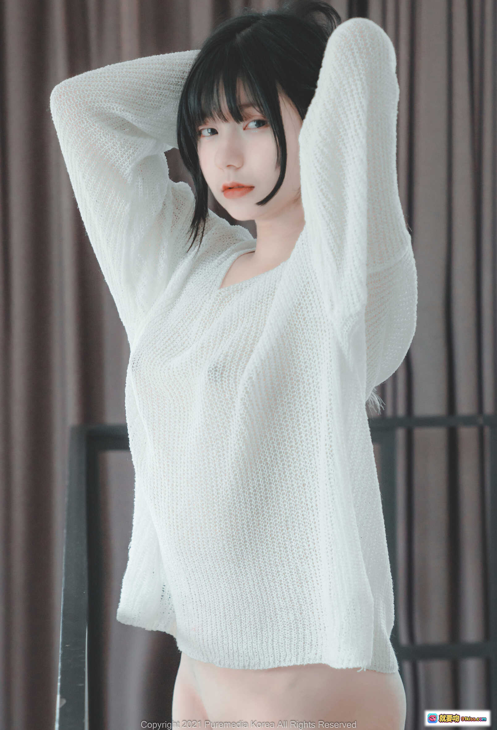 图片[1] - 韩国妹子Hizzy6PUREMEDIA VOL.86 白色镂空针织衫 甜美居家风 黑发粉挑染 肩部纹身 优雅坐姿 室内写真 - 就要吻