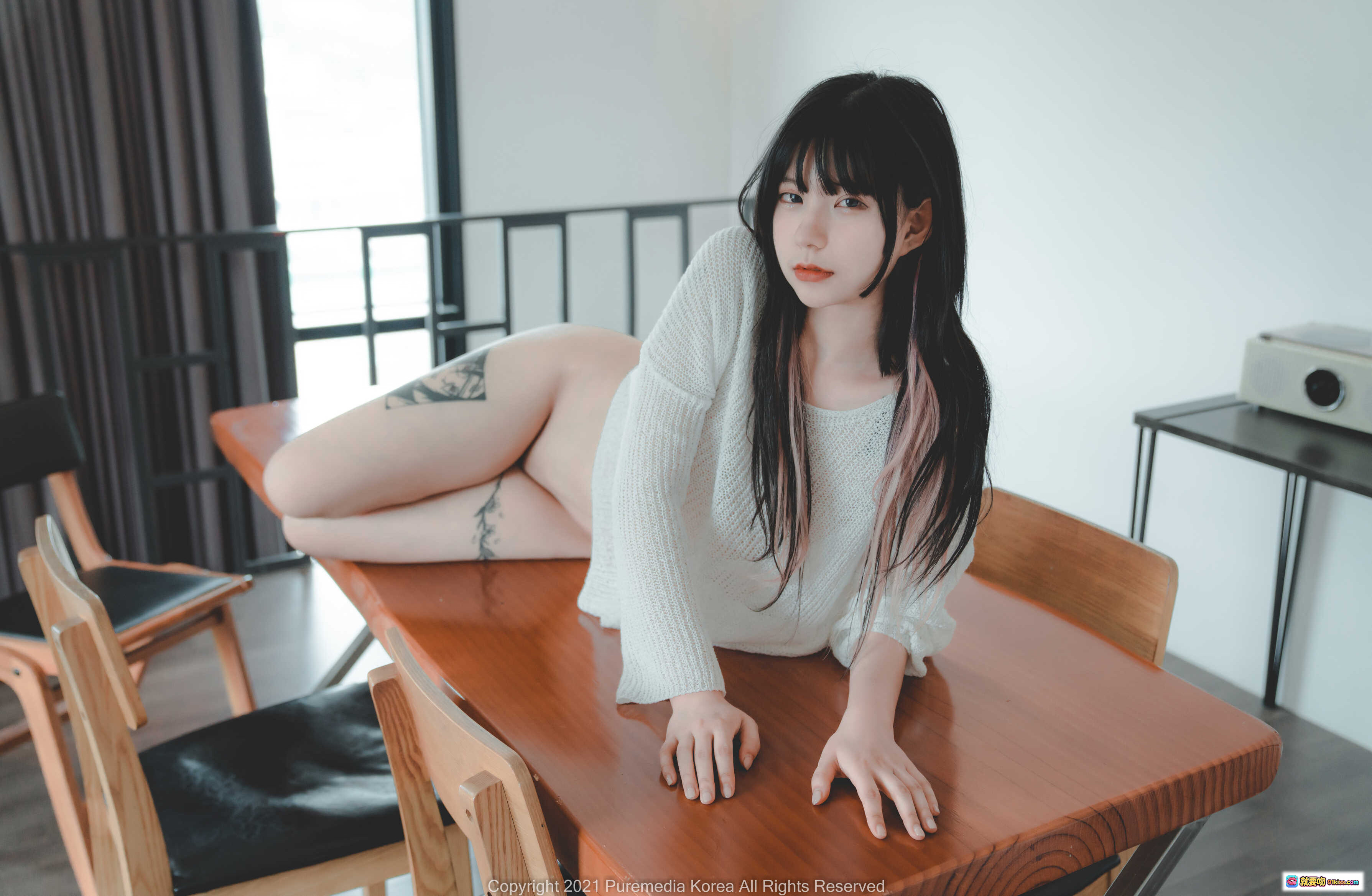 图片[4] - 韩国妹子Hizzy6PUREMEDIA VOL.86 白色镂空针织衫 甜美居家风 黑发粉挑染 肩部纹身 优雅坐姿 室内写真 - 就要吻