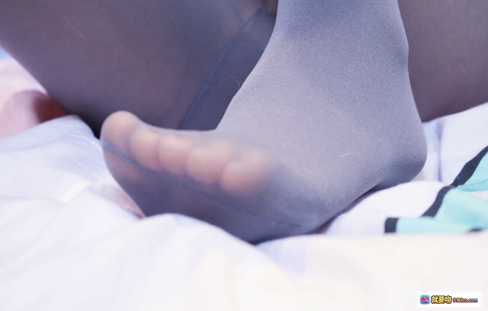 图片[8] - 眼酱大魔王W NO.004 30D灰蕾丝胖次 美腿特写 柔软质感 花边设计 日系清新风 优雅坐姿 舒适贴身 时尚穿搭推荐 - 就要吻