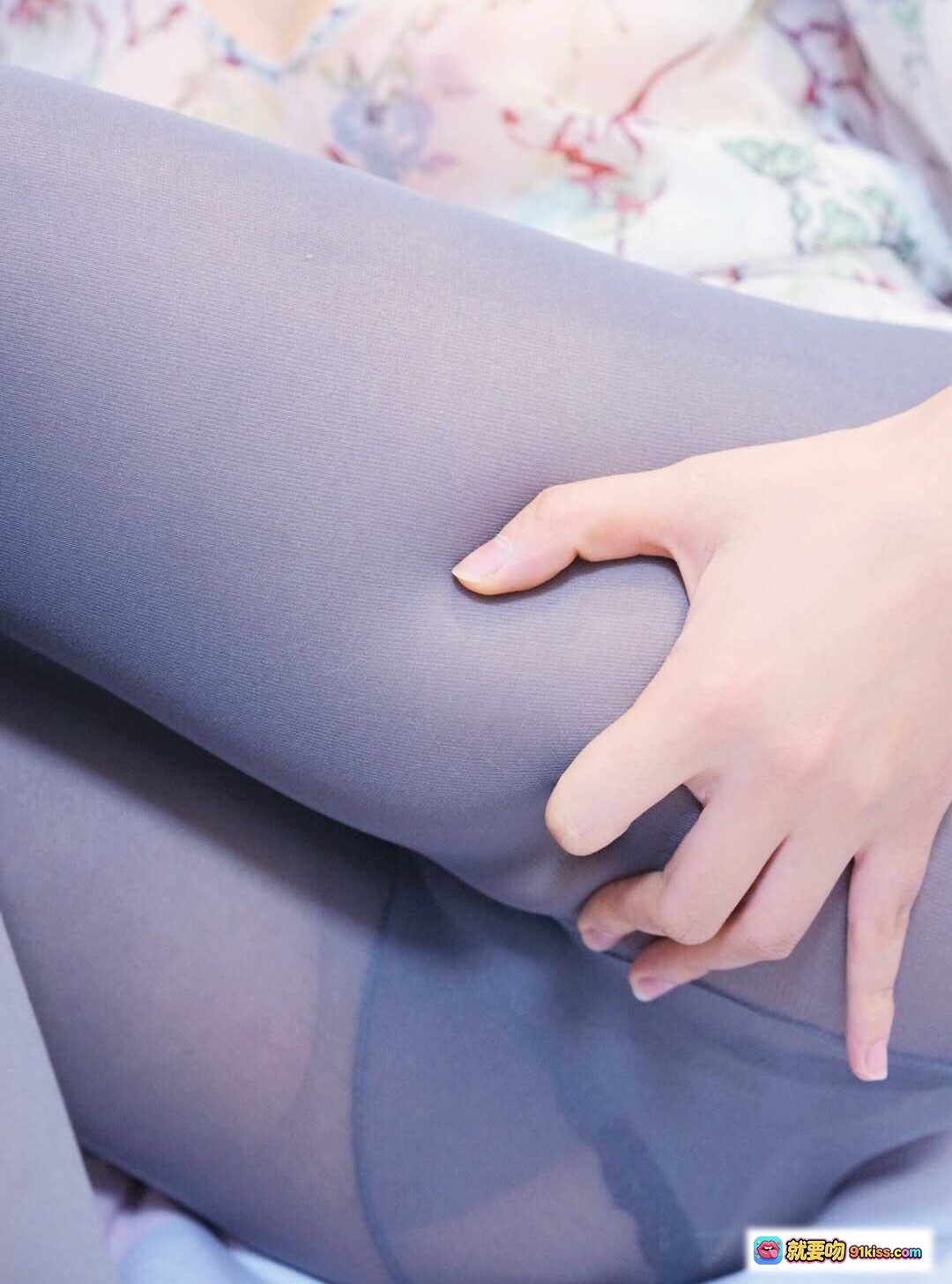 图片[3] - 眼酱大魔王W NO.004 30D灰蕾丝胖次 美腿特写 柔软质感 花边设计 日系清新风 优雅坐姿 舒适贴身 时尚穿搭推荐 - 就要吻