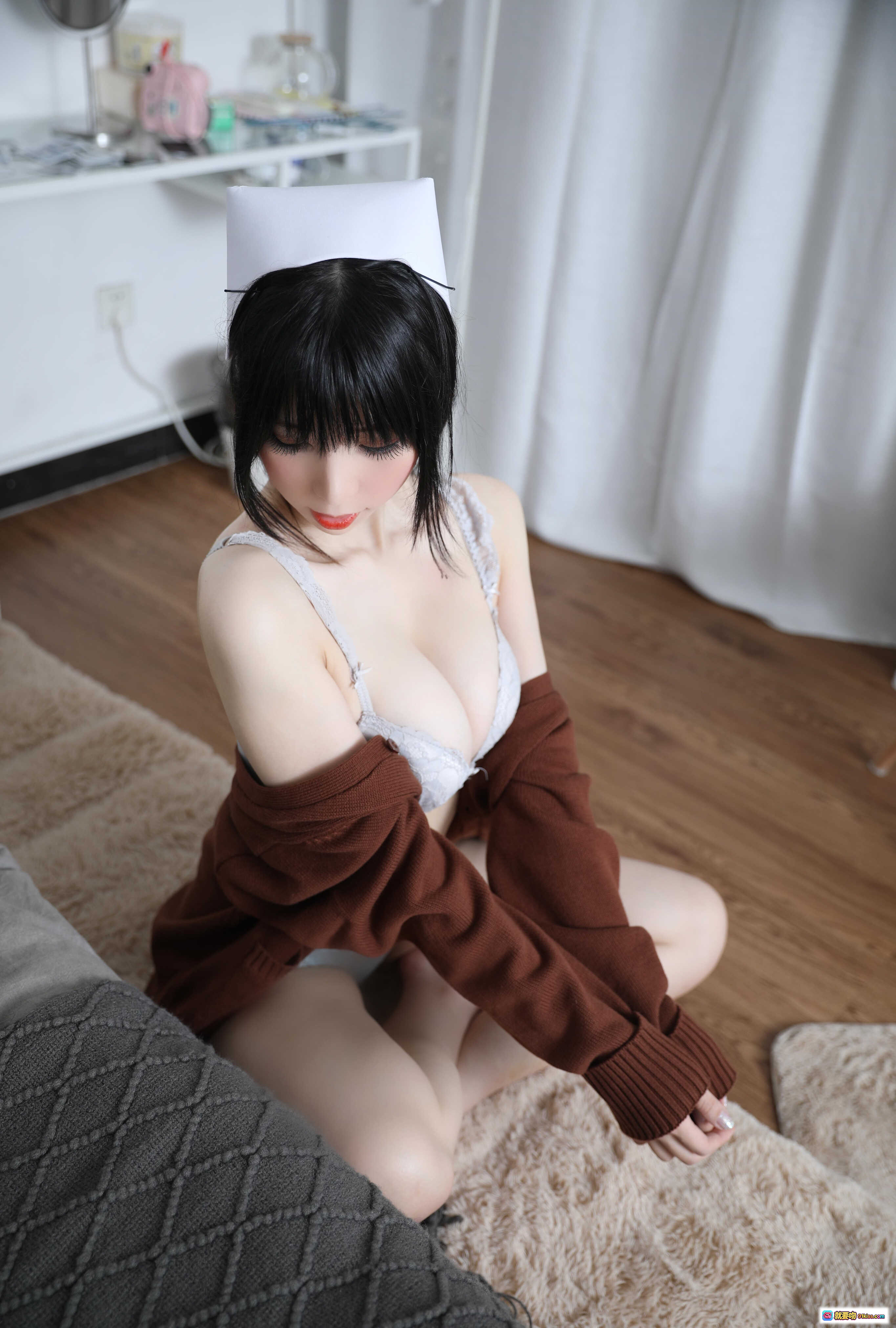 鹿野希Vol.08同人护士写真 93P高清美图 白色蕾丝内衣+棕色针织开衫+护士帽 甜美紫瞳黑发少女私房摄影 - 就要吻