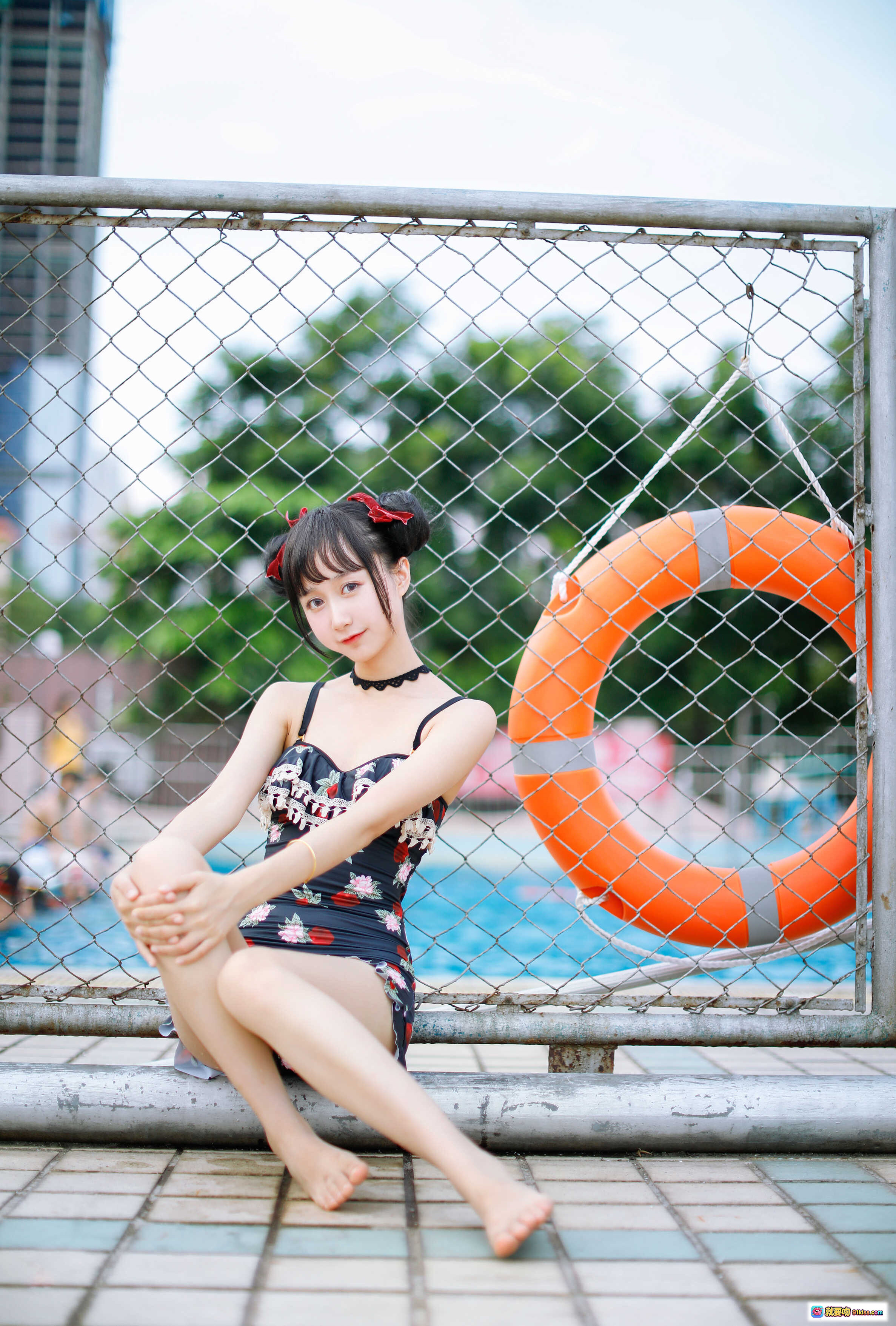 图片[6] - 木绵绵OwO NO.030草莓泳衣写真 甜美少女泳池边铁网前坐姿清新自然40P高清图集 - 就要吻