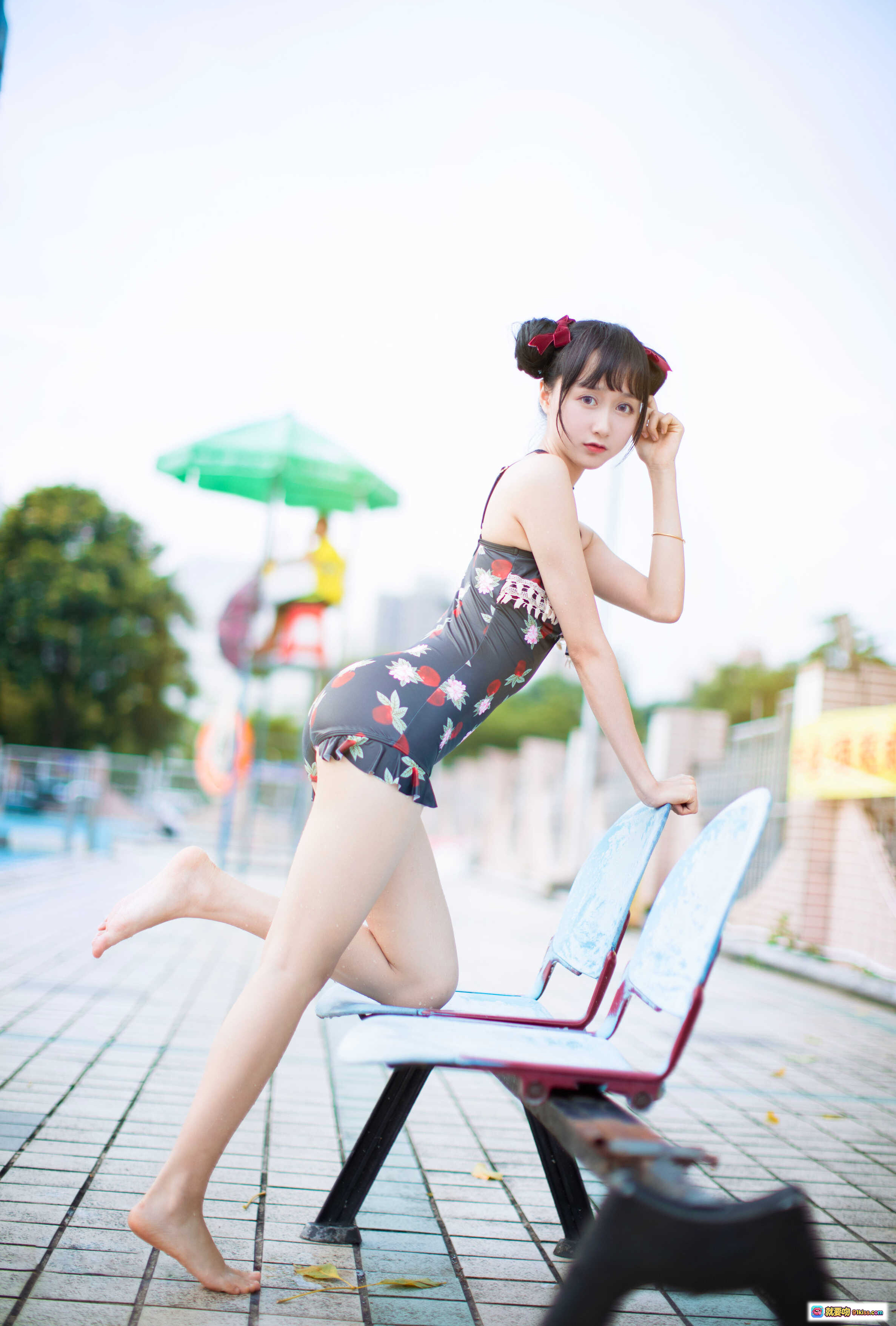 图片[3] - 木绵绵OwO NO.030草莓泳衣写真 甜美少女泳池边铁网前坐姿清新自然40P高清图集 - 就要吻