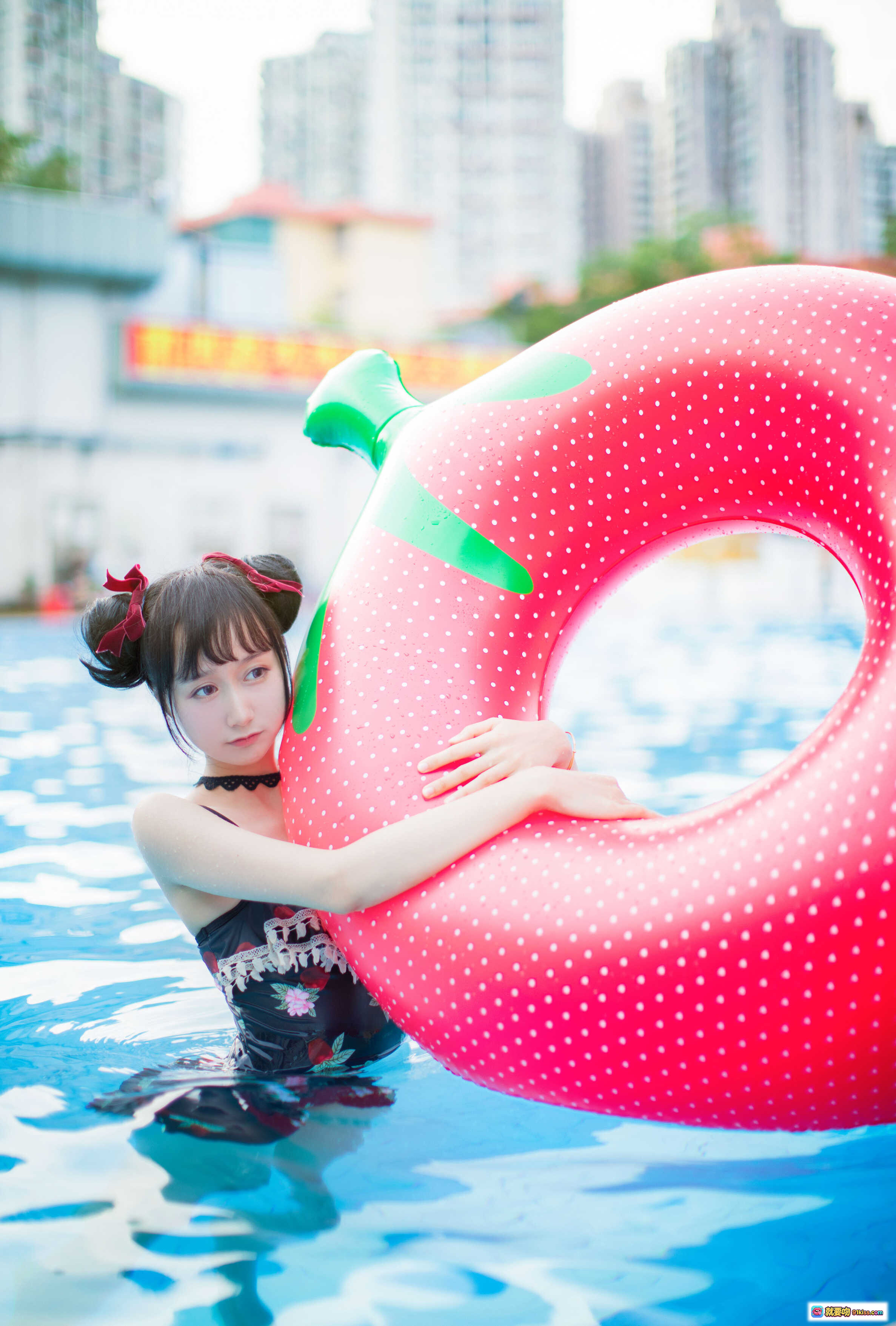 图片[9] - 木绵绵OwO NO.030草莓泳衣写真 甜美少女泳池边铁网前坐姿清新自然40P高清图集 - 就要吻