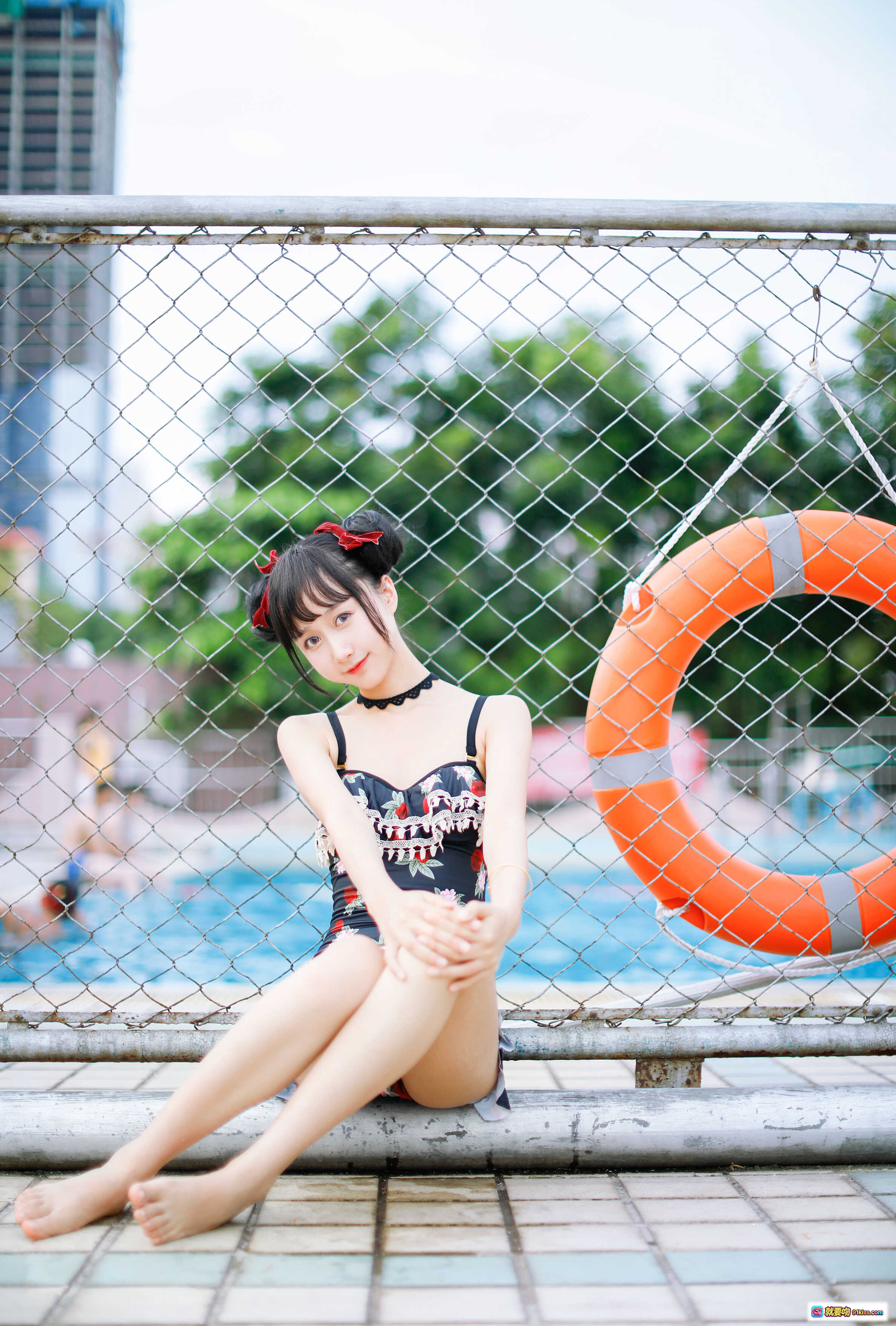 木绵绵OwO NO.030草莓泳衣写真 甜美少女泳池边铁网前坐姿清新自然40P高清图集 - 就要吻