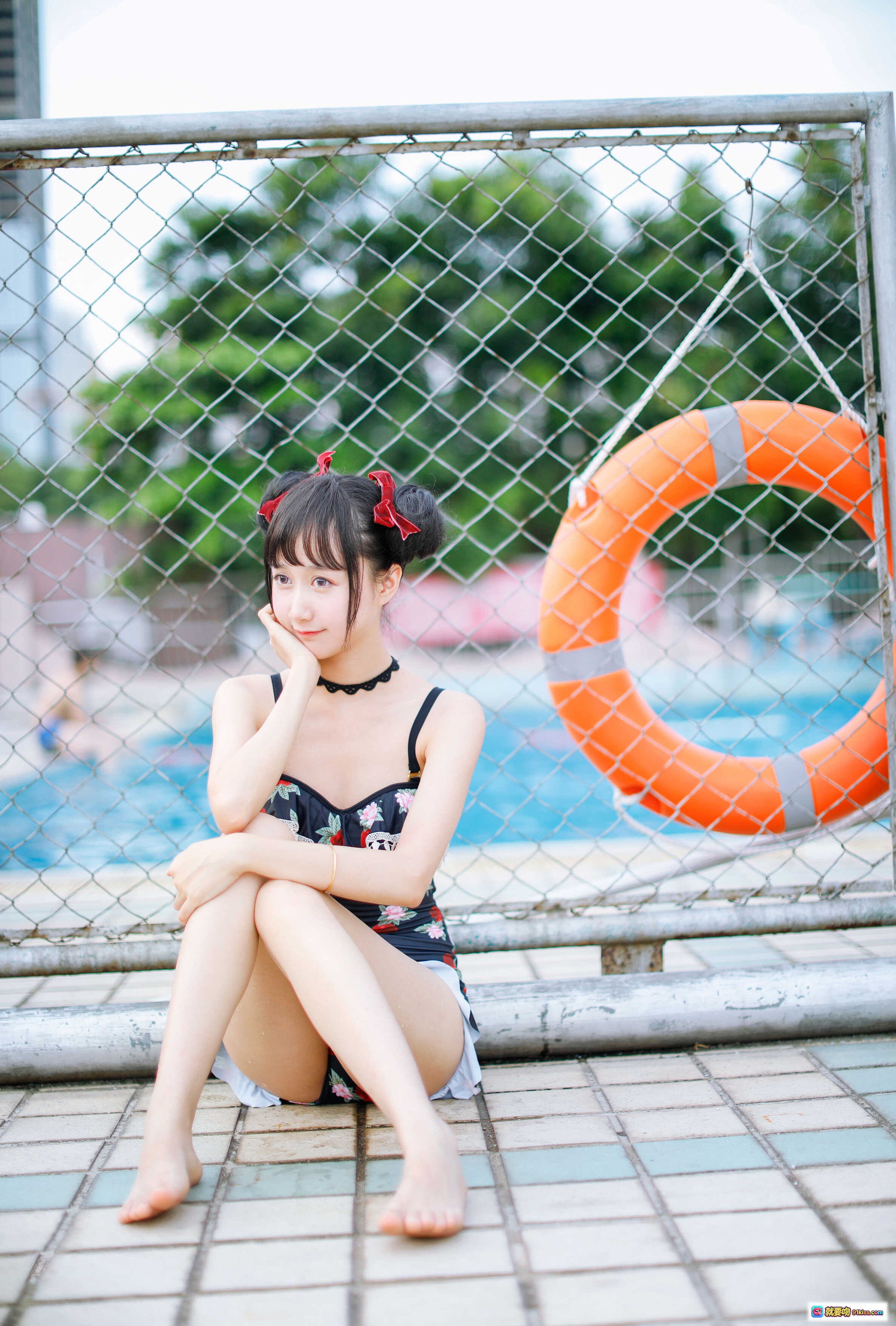 图片[2] - 木绵绵OwO NO.030草莓泳衣写真 甜美少女泳池边铁网前坐姿清新自然40P高清图集 - 就要吻