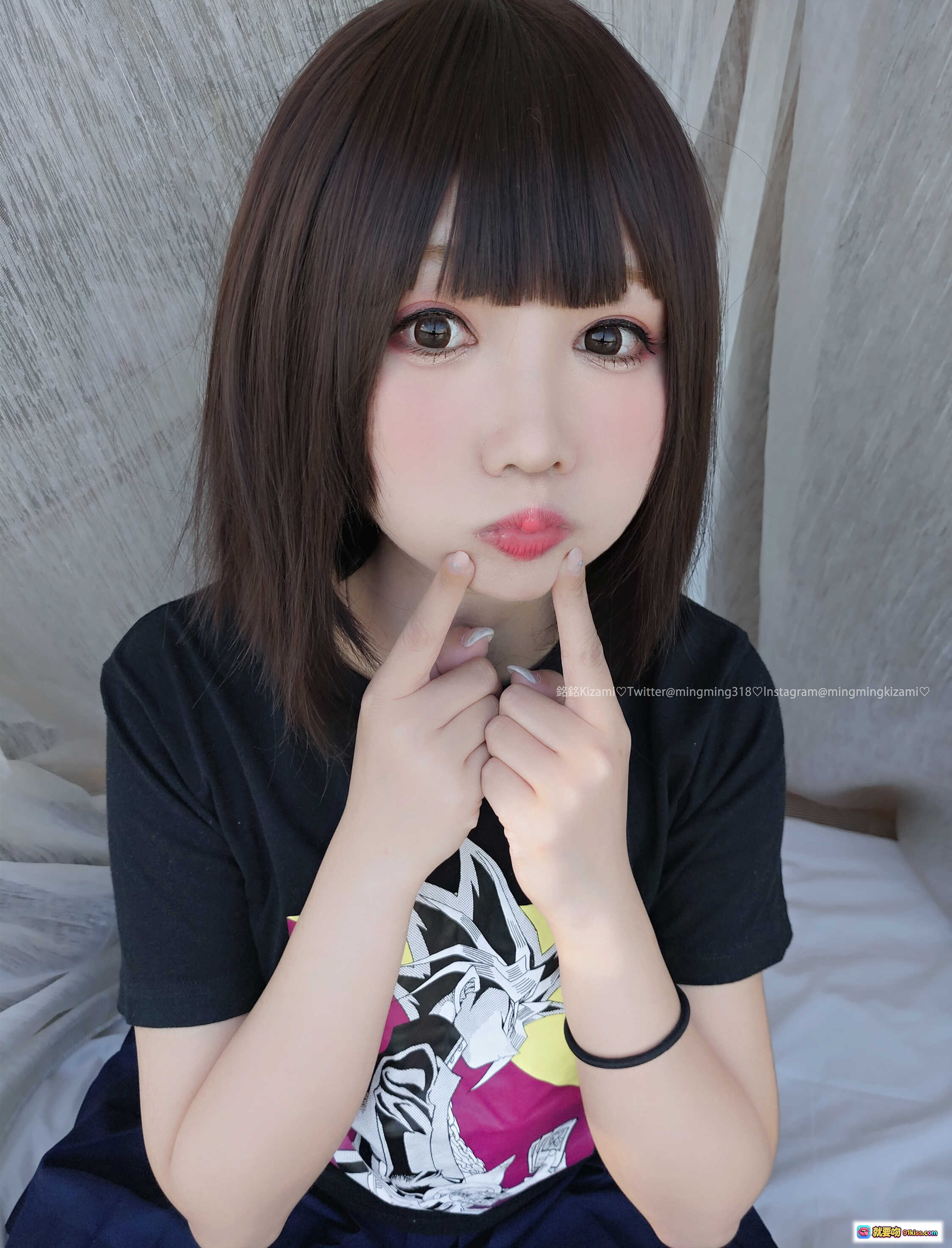 图片[2] - 铭铭Kizami Vol.007 短发少女黑T动漫印花 深蓝短裙紫色丝袜写真集48P - 就要吻