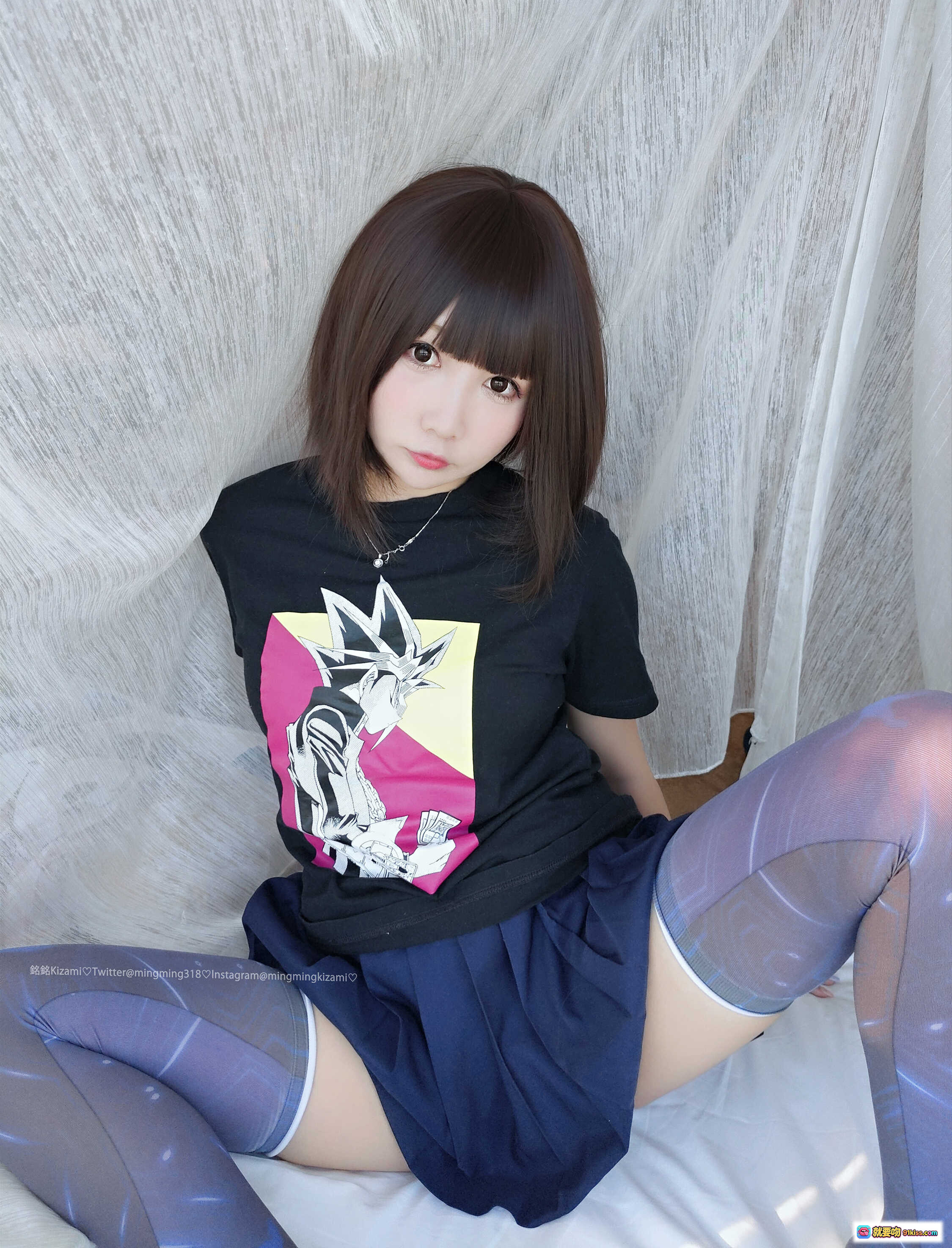 铭铭Kizami Vol.007 短发少女黑T动漫印花 深蓝短裙紫色丝袜写真集48P - 就要吻