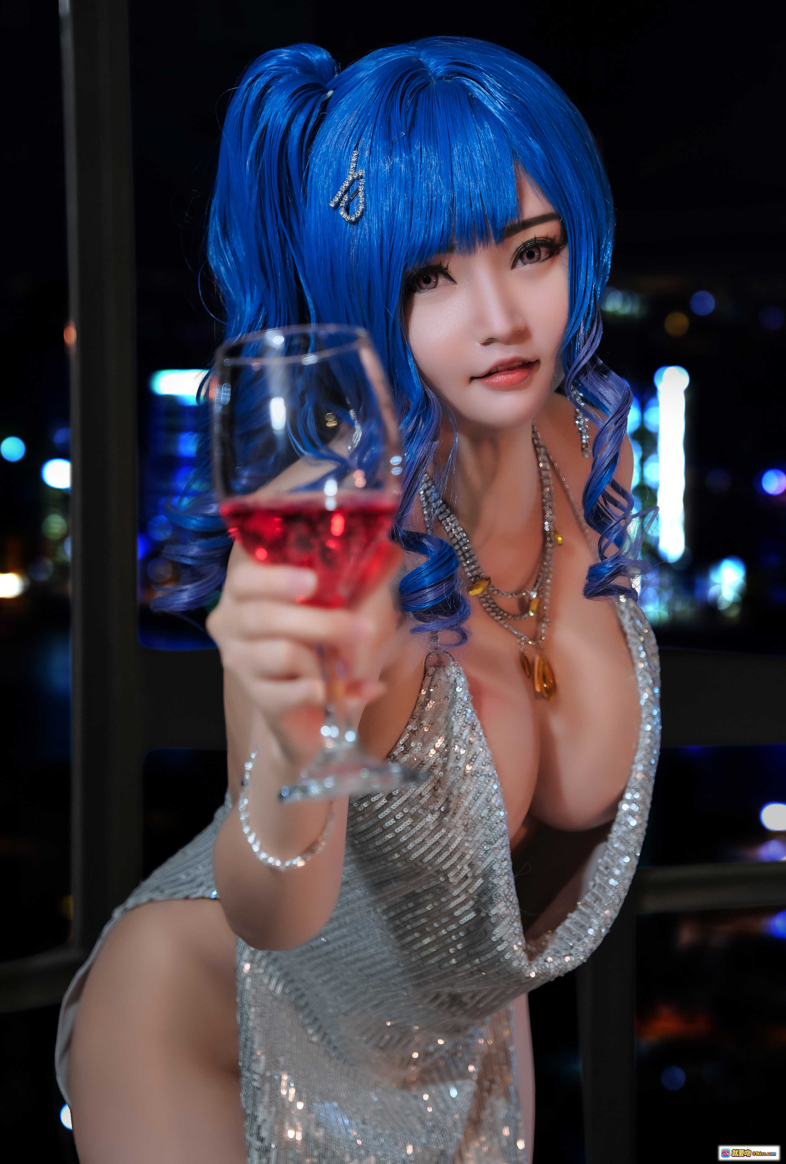 图片[9] - 蓝发双马尾Cosplay少女 银色亮片深V短裙 性感坐姿床上写真 Azur Lane圣路易斯角色扮演 高跟凉鞋美腿特写 - 就要吻