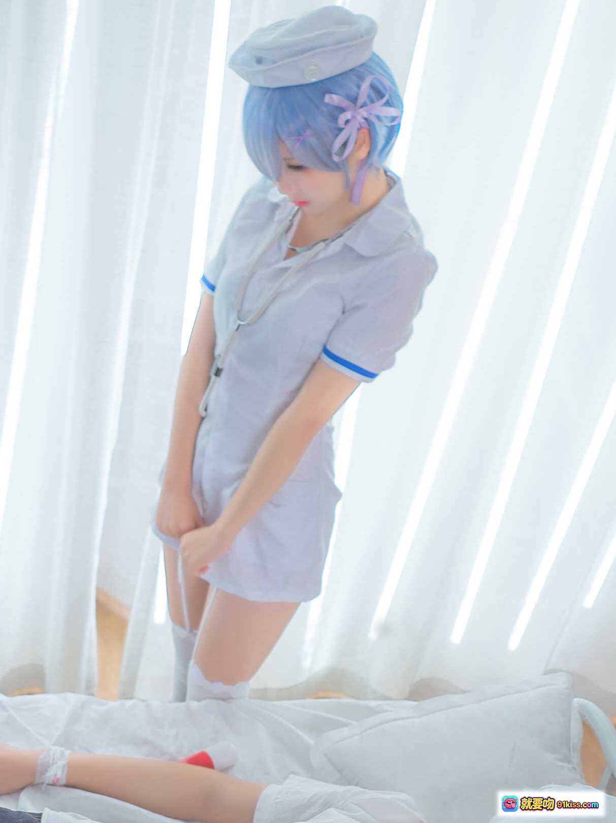 图片[1] - 面饼仙儿NO.019蕾姆cosplay护士装蓝发紫蝴蝶结白裙写真18P高清图集 - 就要吻