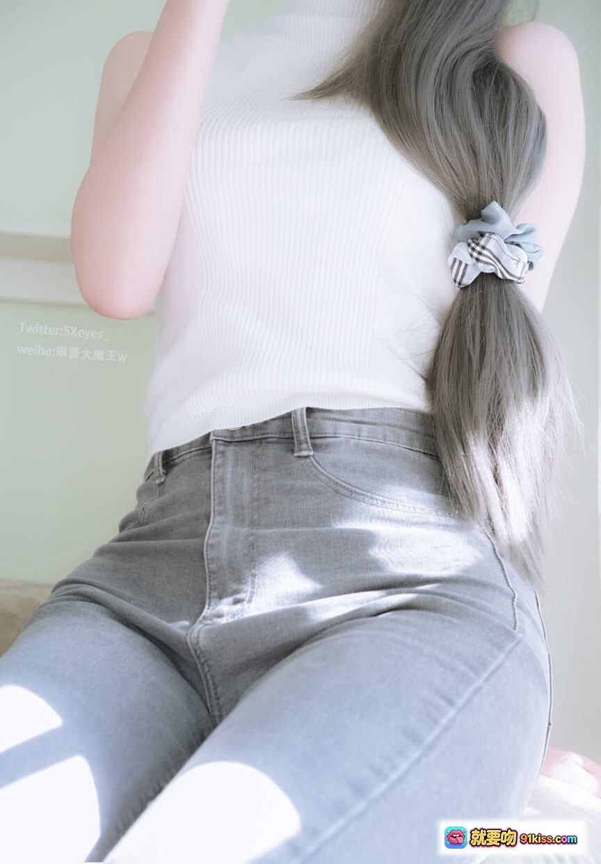 图片[8] - 眼酱大魔王w NO.033 白色无袖灰色紧身牛仔裤居家沙发写真32P高清图集 - 就要吻