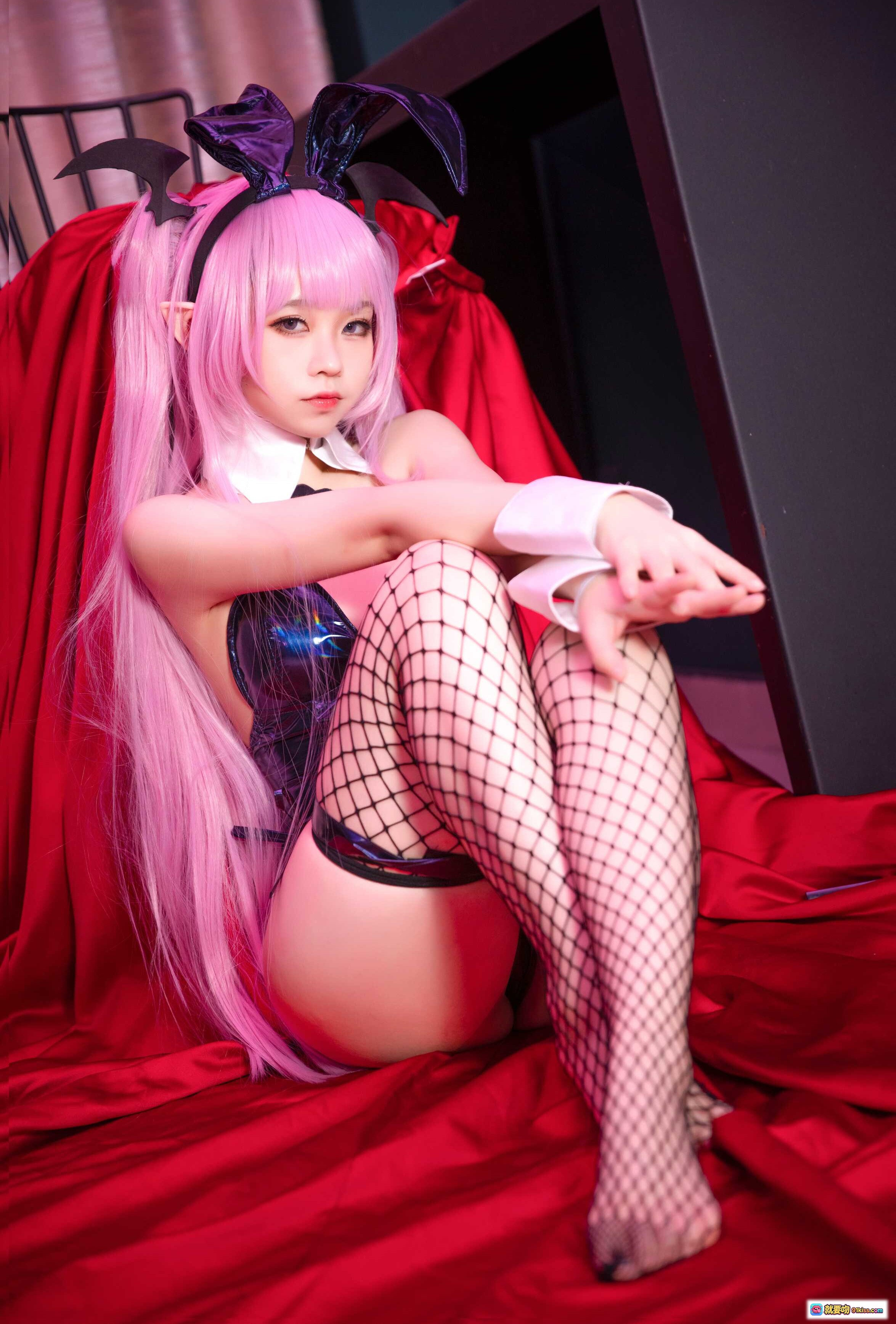 图片[8] - G44不会受伤 NO.011 露露姆兔女郎cosplay 粉发黑兔耳皮衣渔网袜红毯写真 20P高清图集 - 就要吻