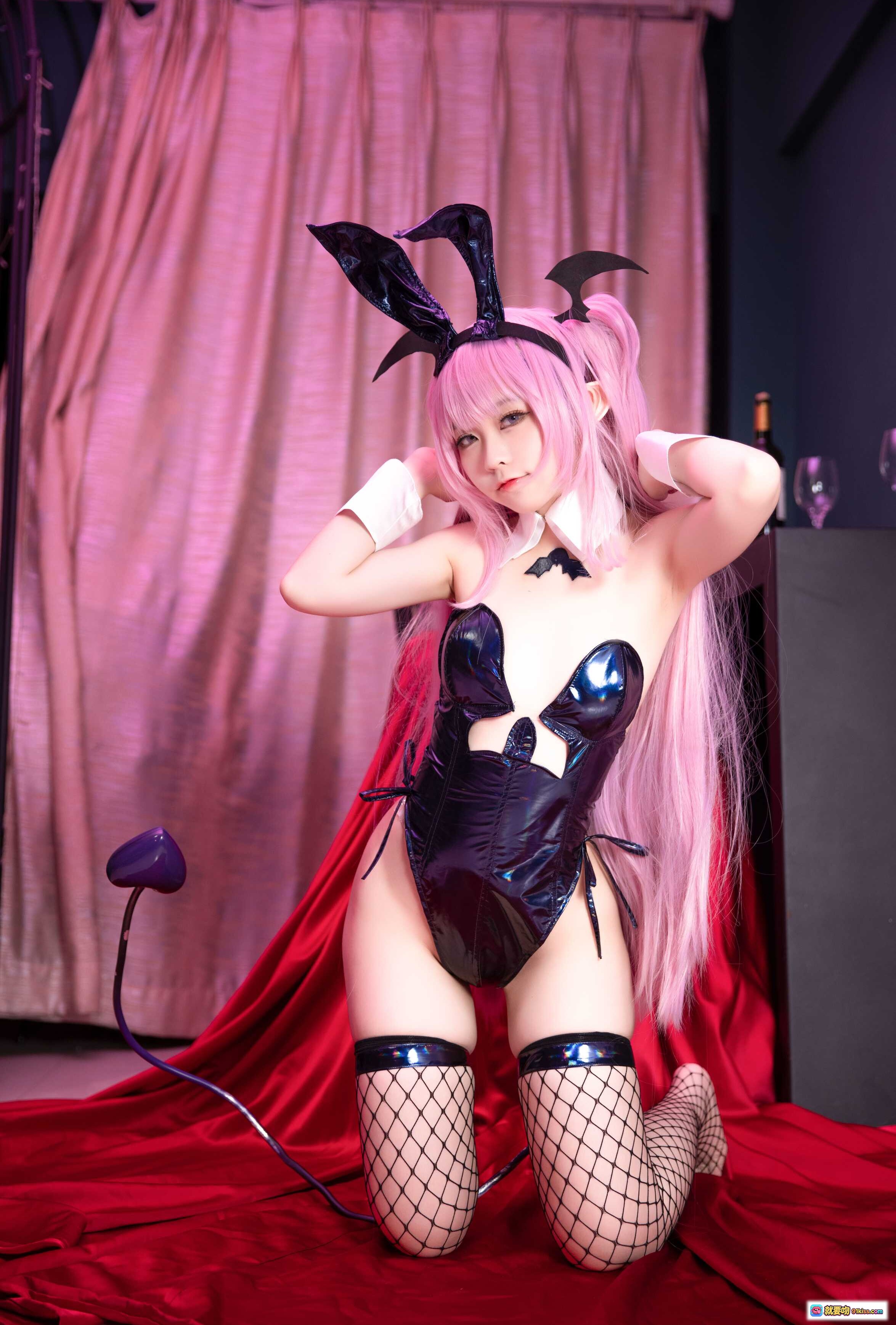 G44不会受伤 NO.011 露露姆兔女郎cosplay 粉发黑兔耳皮衣渔网袜红毯写真 20P高清图集 - 就要吻