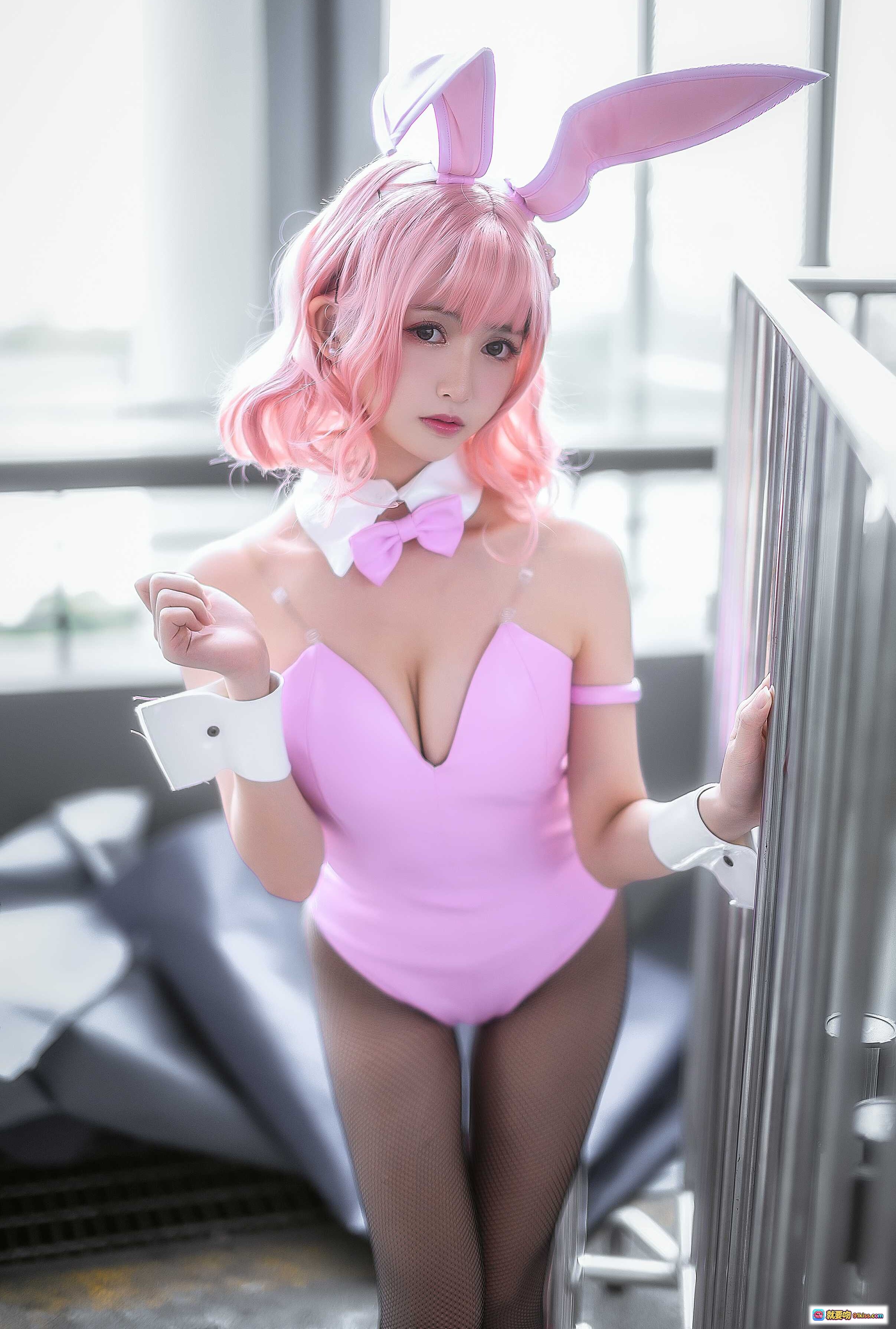 图片[5] - 鳗鱼霏儿NO.025粉红兔女郎cosplay写真｜粉色短发兔耳造型+网袜+白色领结+金属栏杆场景 - 就要吻