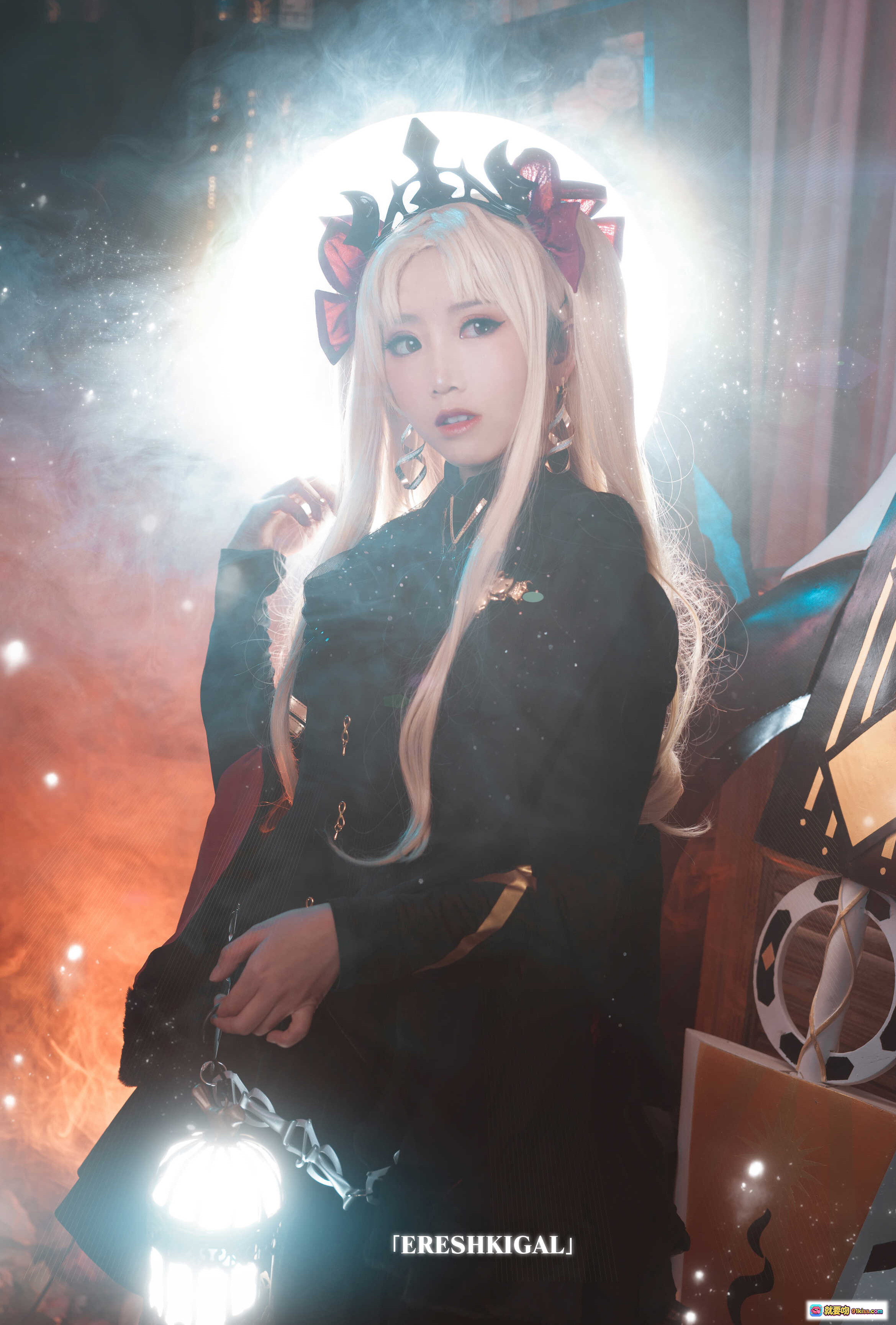 图片[2] - 面饼仙儿NO.071艾蕾三破Cosplay | Fate/Grand Order埃列什基伽勒华丽黑金装束+神秘蓝光场景+精致道具还原 - 就要吻
