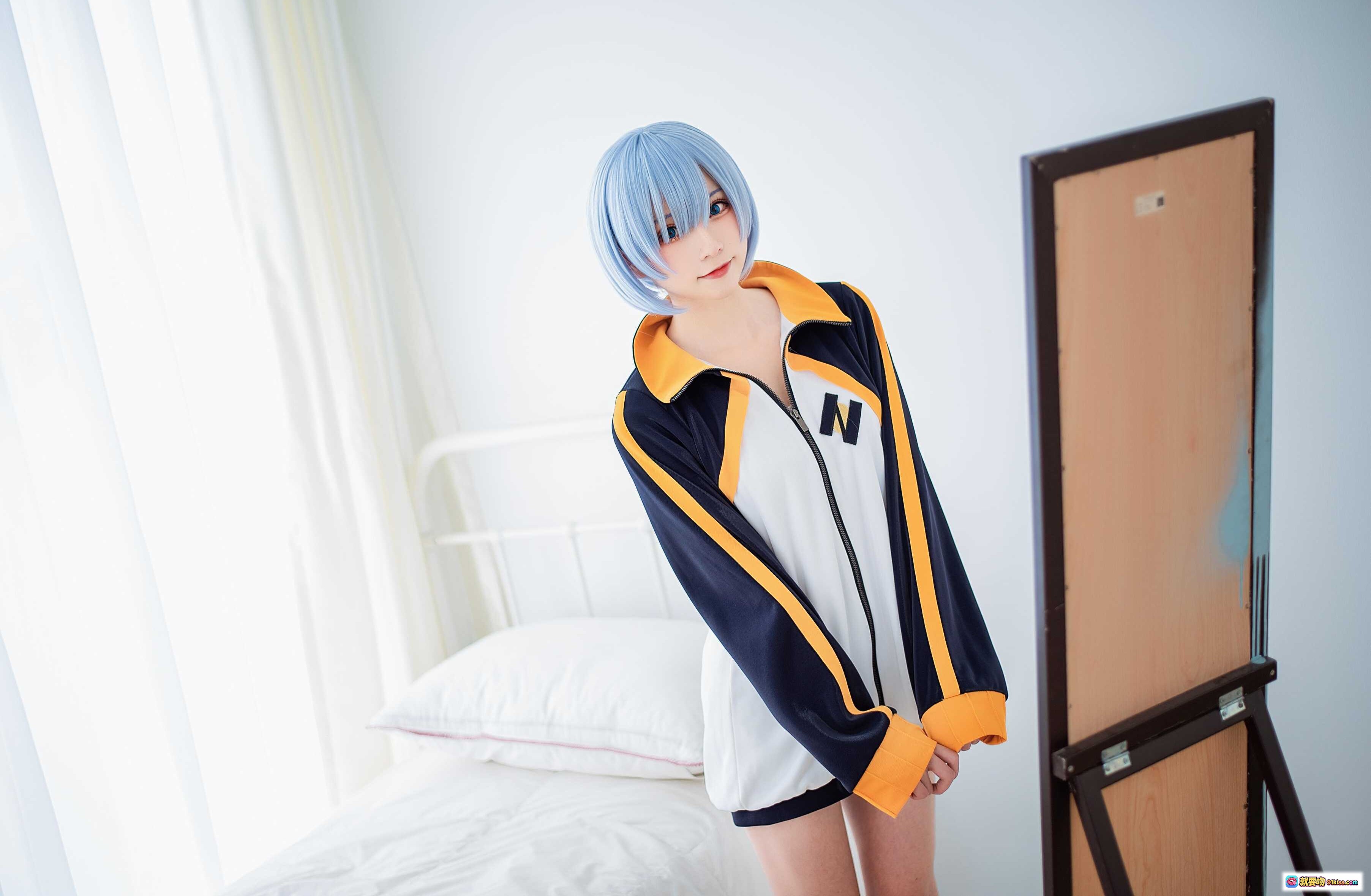 图片[5] - Kitaro绮太郎NO.079蕾姆运动服Cosplay写真 18P高清蓝发少女居家床照 黑黄白配色运动夹克萌系角色扮演 - 就要吻